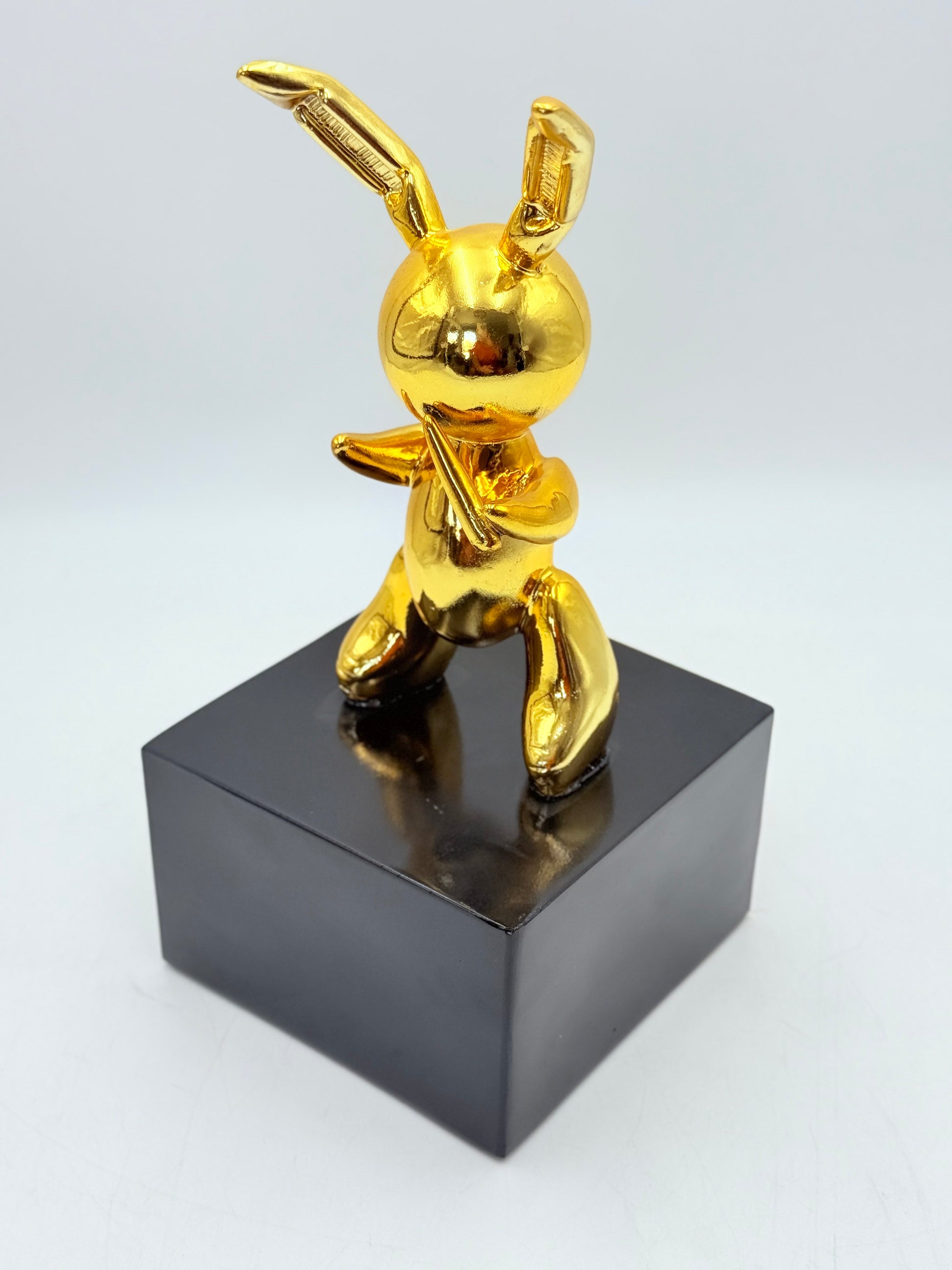 Altın Krom Balon Tavşan Heykeli – Siyah Kaideli Tasarım