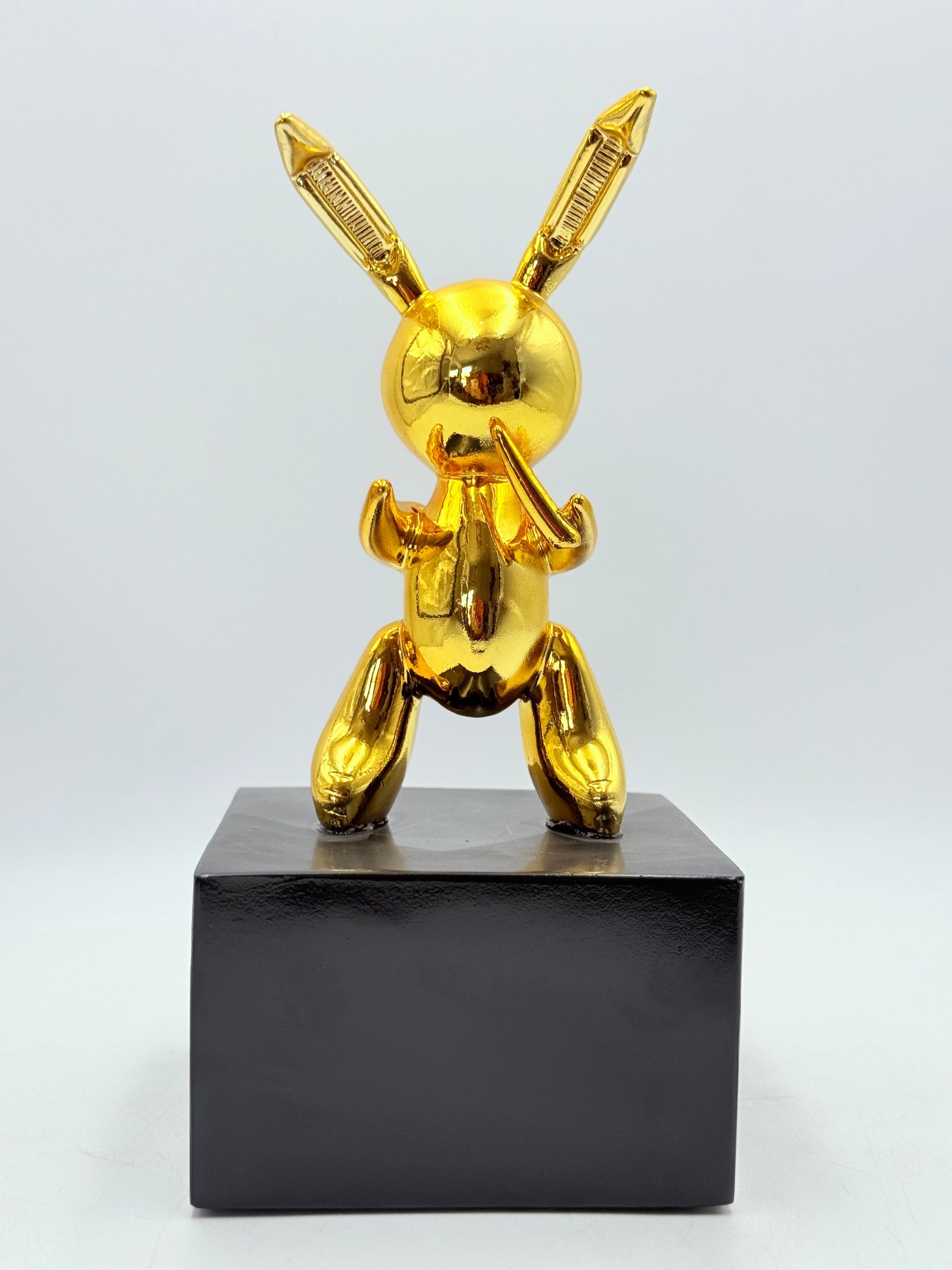 Altın Krom Balon Tavşan Heykeli – Siyah Kaideli Tasarım