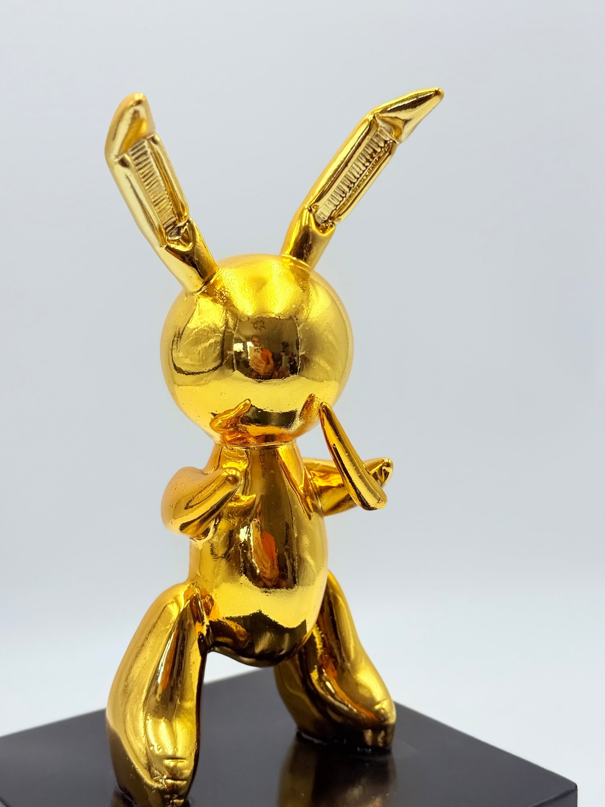 Altın Krom Balon Tavşan Heykeli – Siyah Kaideli Tasarım