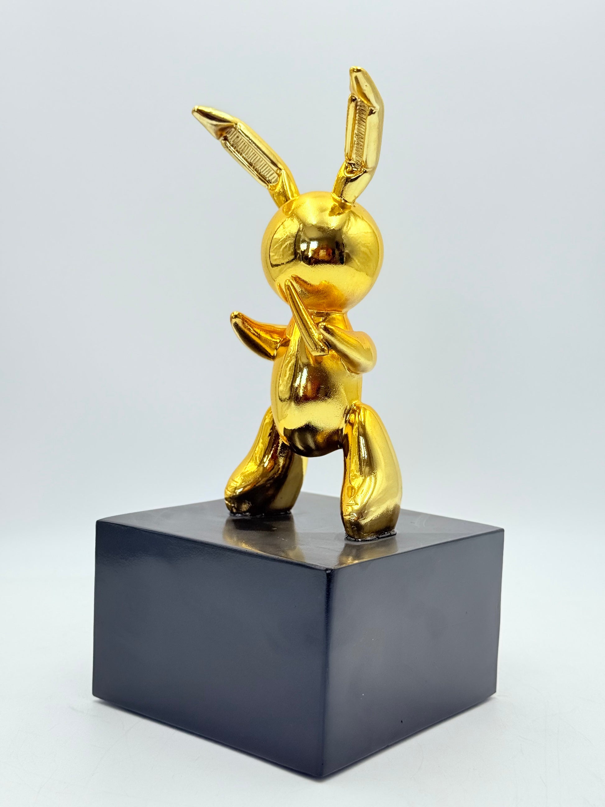 Altın Krom Balon Tavşan Heykeli – Siyah Kaideli Tasarım