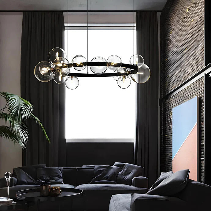 Salon dekorasyonunda kullanılan Alyuvar Tavan Aydınlatması, siyah metal gövde ve cam kürelerle modern ve sofistike bir atmosfer sunar.