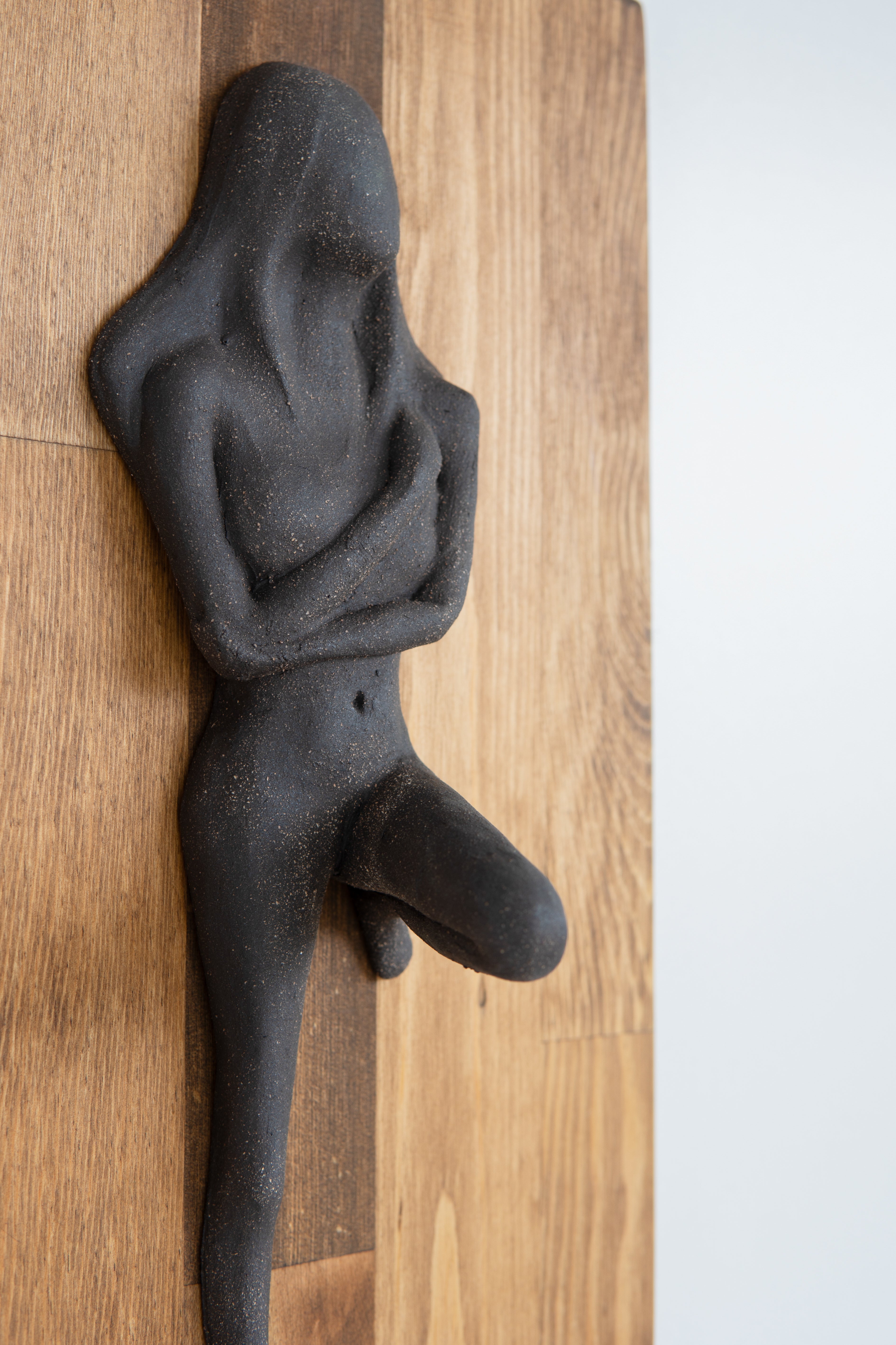 Anksiyete Serisi | Koyu Ton Seramik Kadın Heykel Ahşap Zemin