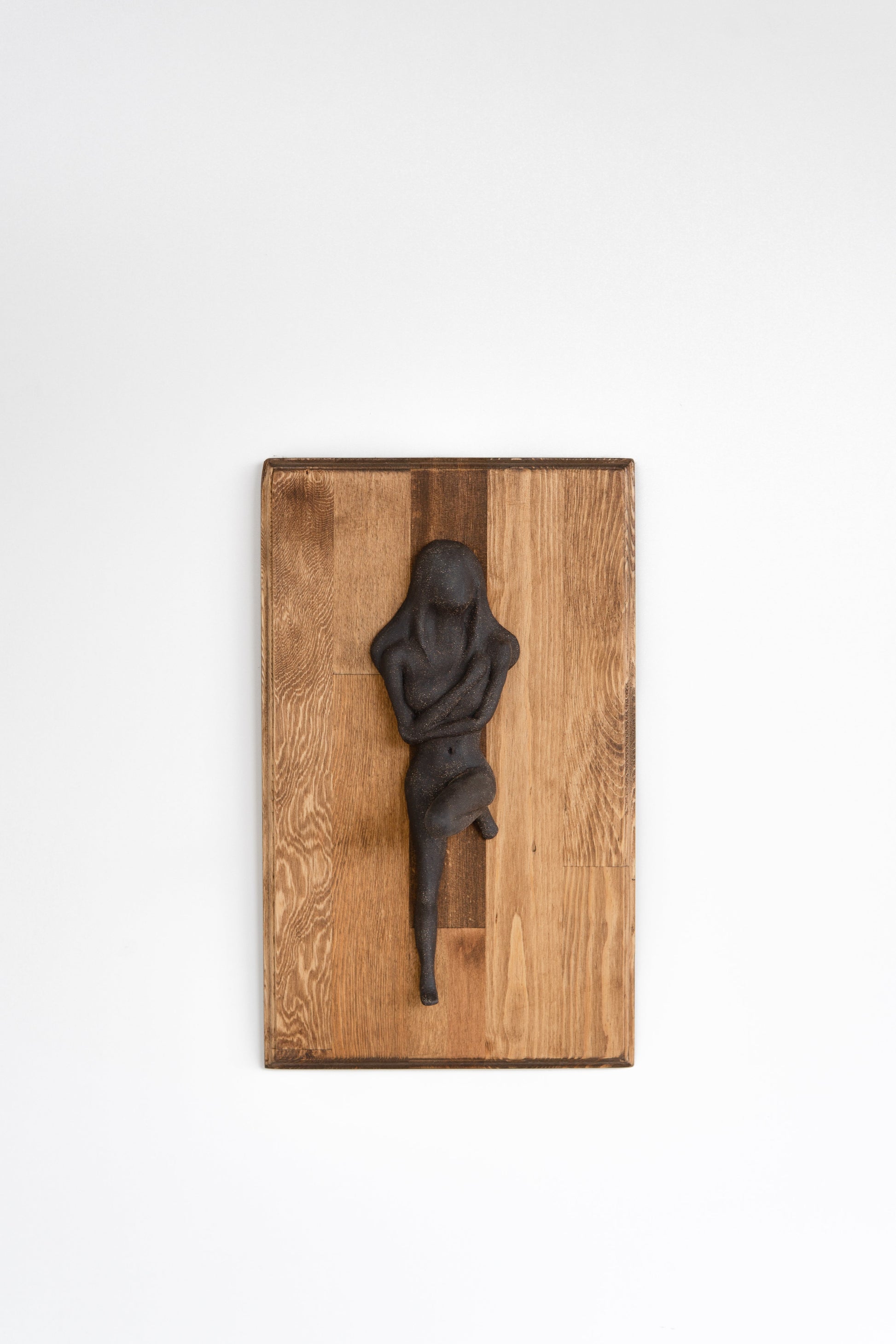 Anksiyete Serisi | Koyu Ton Seramik Kadın Heykel Ahşap Zemin