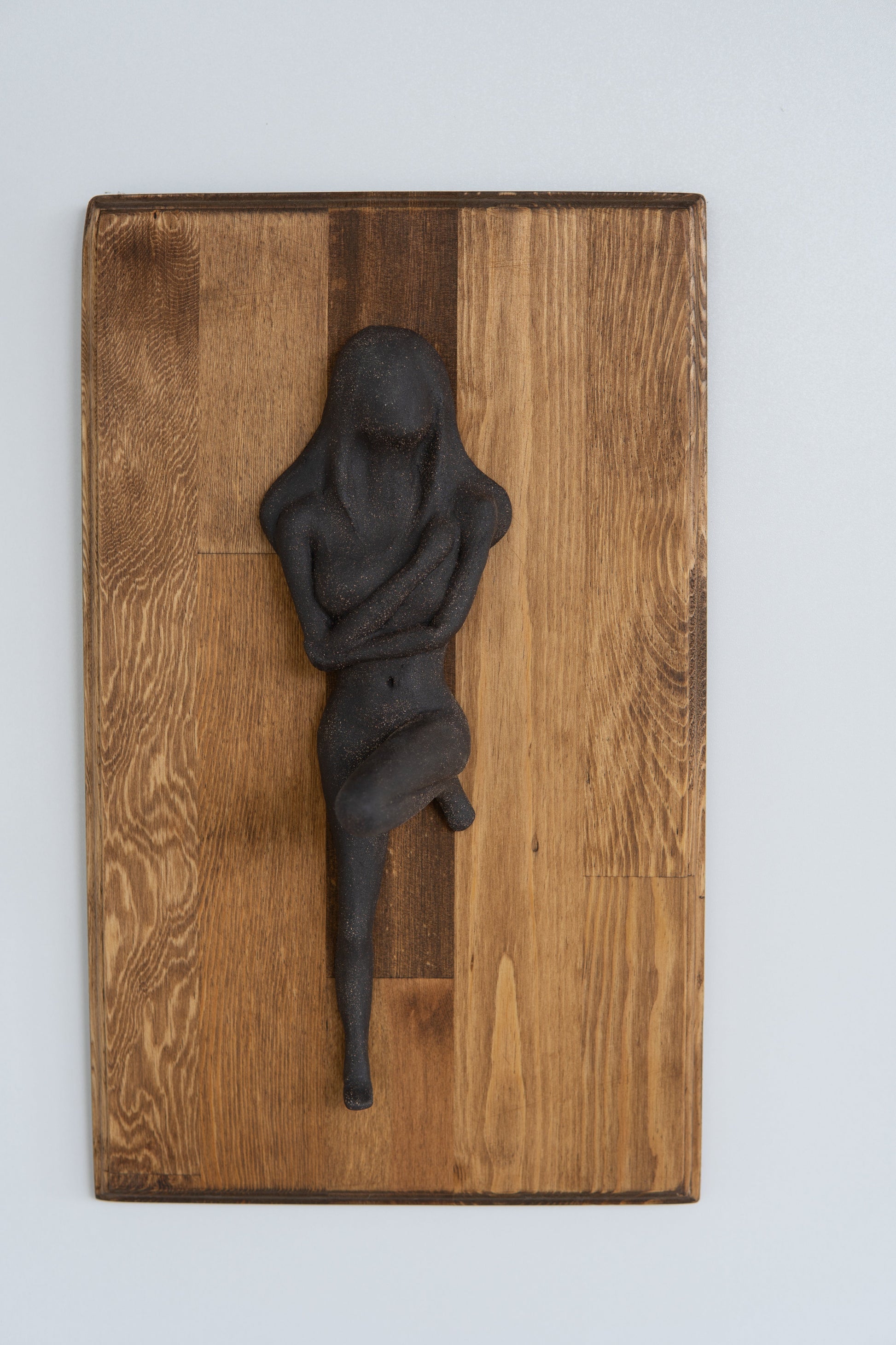 Anksiyete Serisi | Koyu Ton Seramik Kadın Heykel Ahşap Zemin