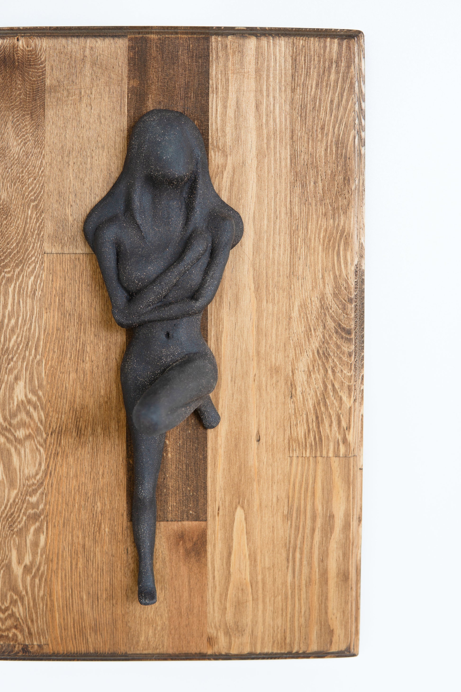 Anksiyete Serisi | Koyu Ton Seramik Kadın Heykel Ahşap Zemin