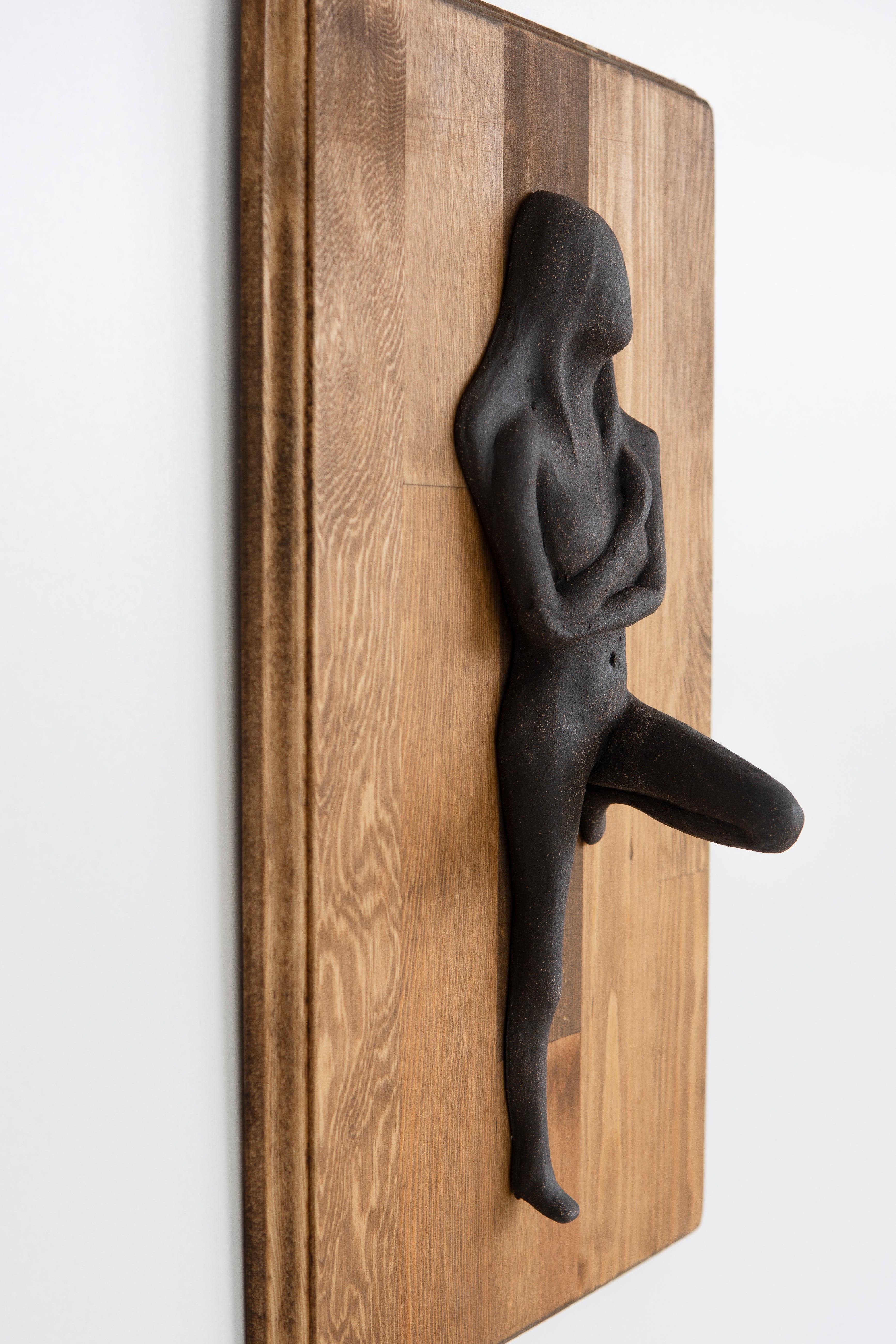 Anksiyete Serisi | Koyu Ton Seramik Kadın Heykel Ahşap Zemin