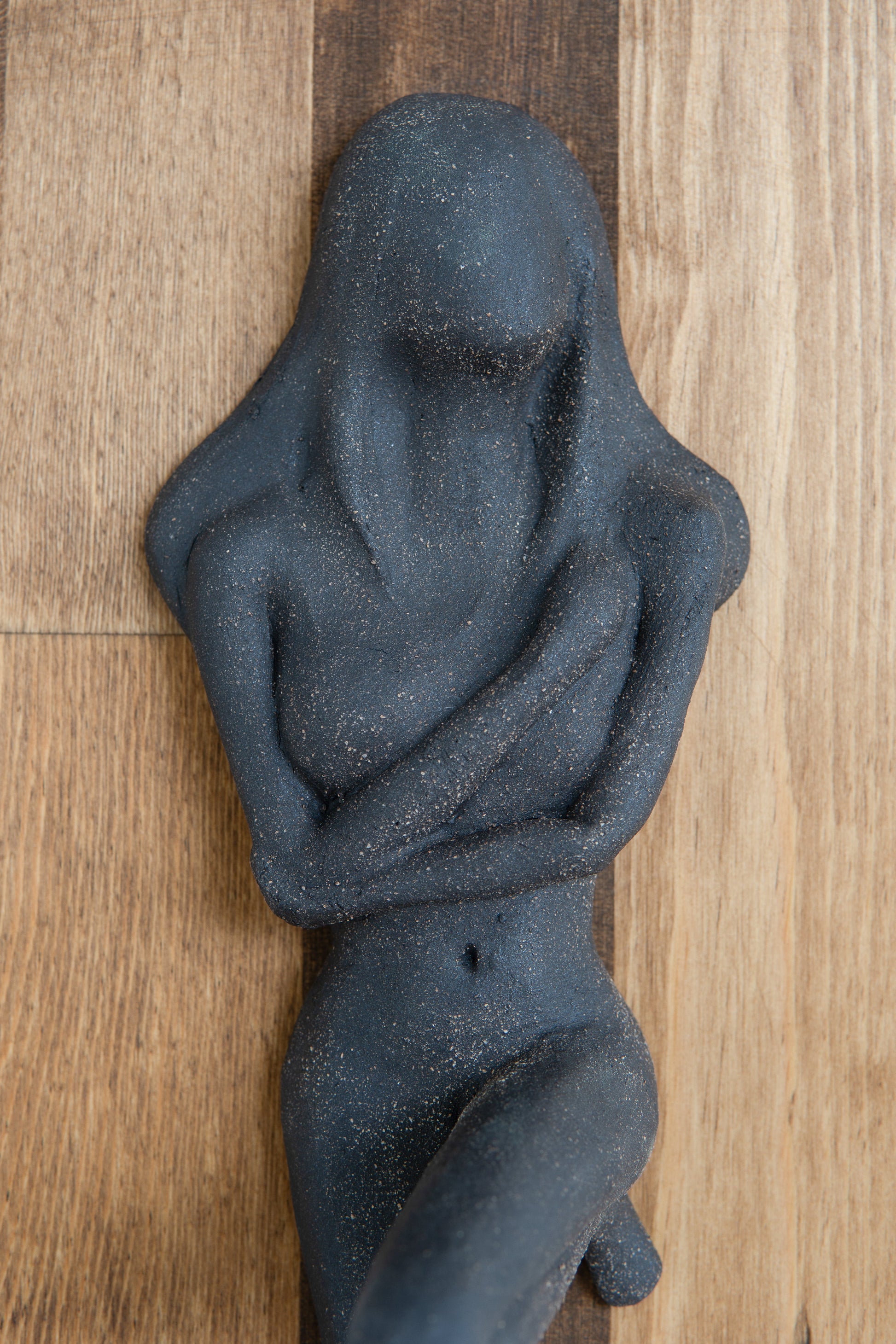 Anksiyete Serisi | Koyu Ton Seramik Kadın Heykel Ahşap Zemin