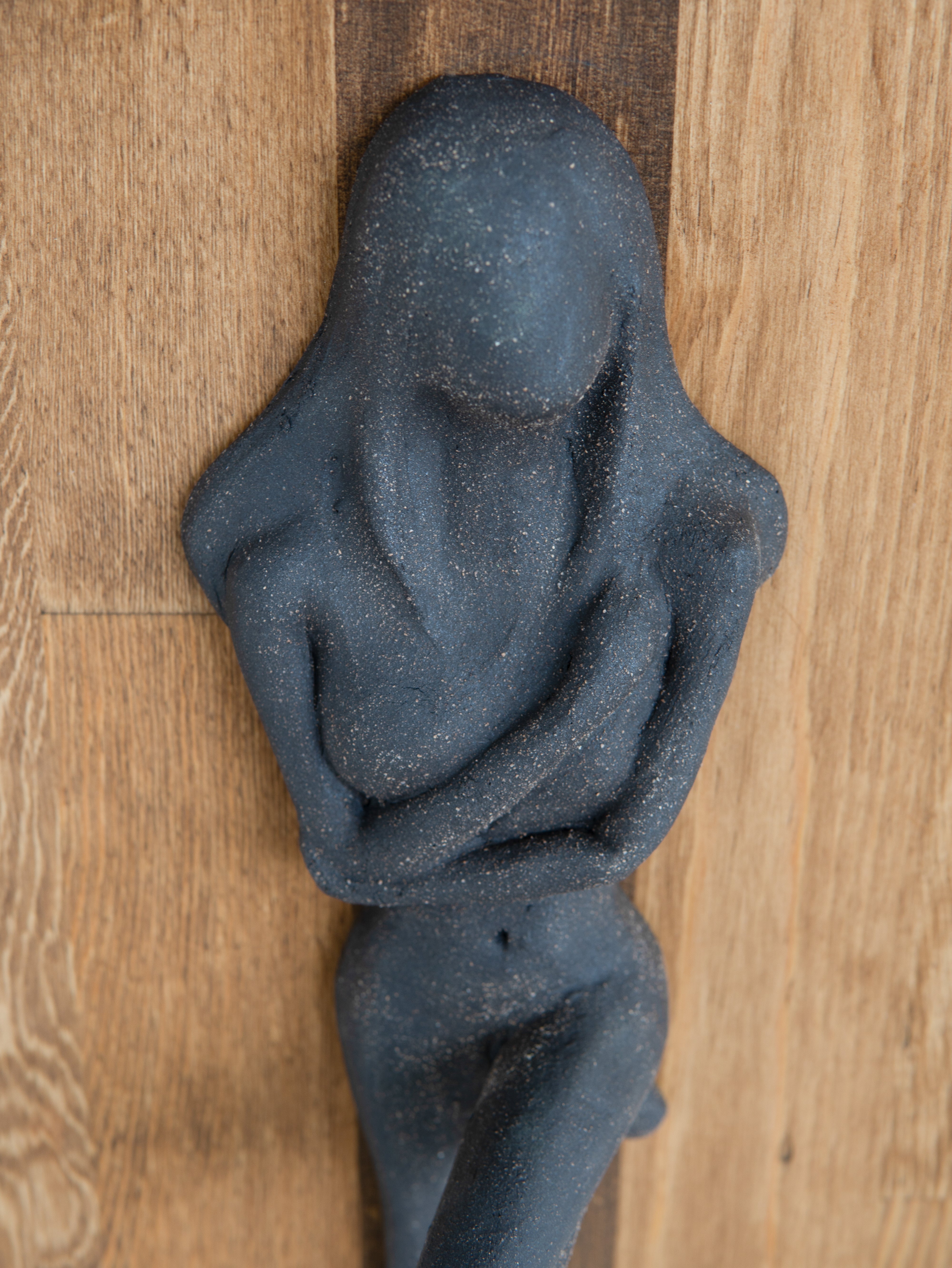 Anksiyete Serisi | Koyu Ton Seramik Kadın Heykel Ahşap Zemin