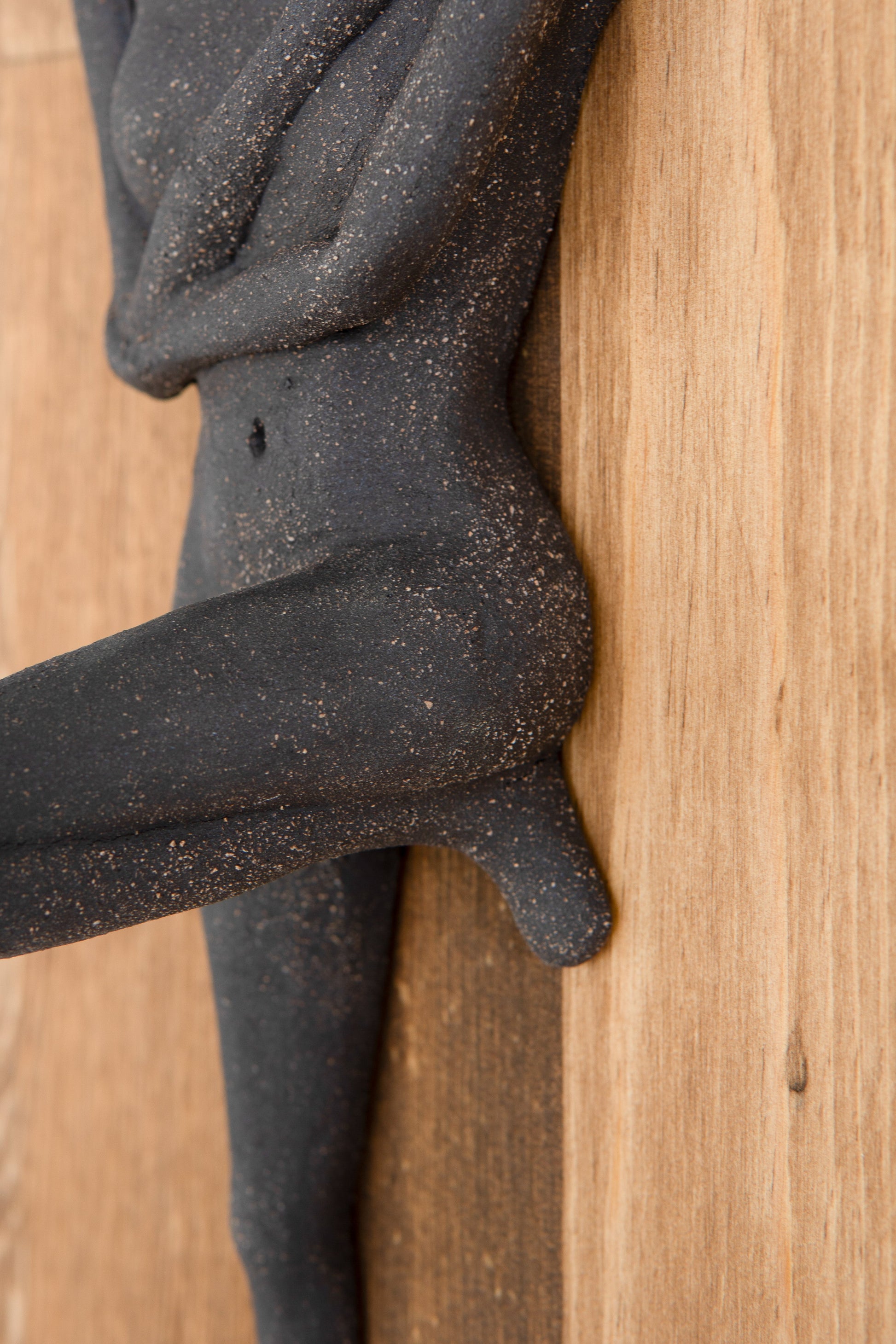 Anksiyete Serisi | Koyu Ton Seramik Kadın Heykel Ahşap Zemin