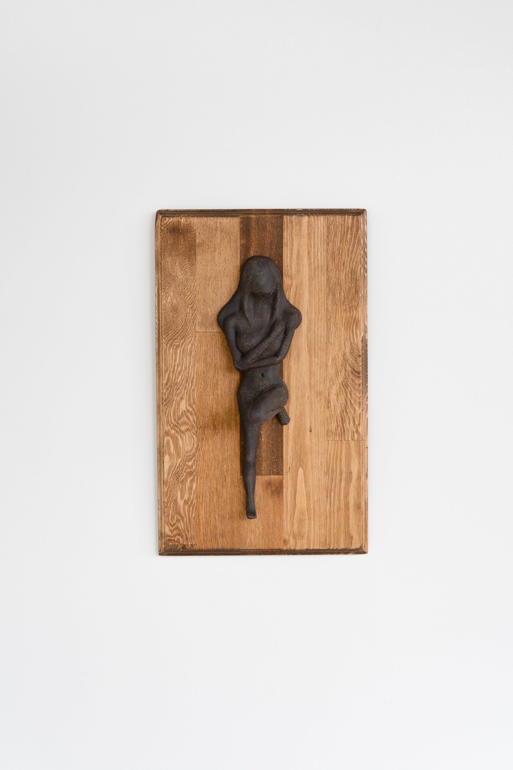 Anksiyete Serisi | Koyu Ton Seramik Kadın Heykel Ahşap Zemin