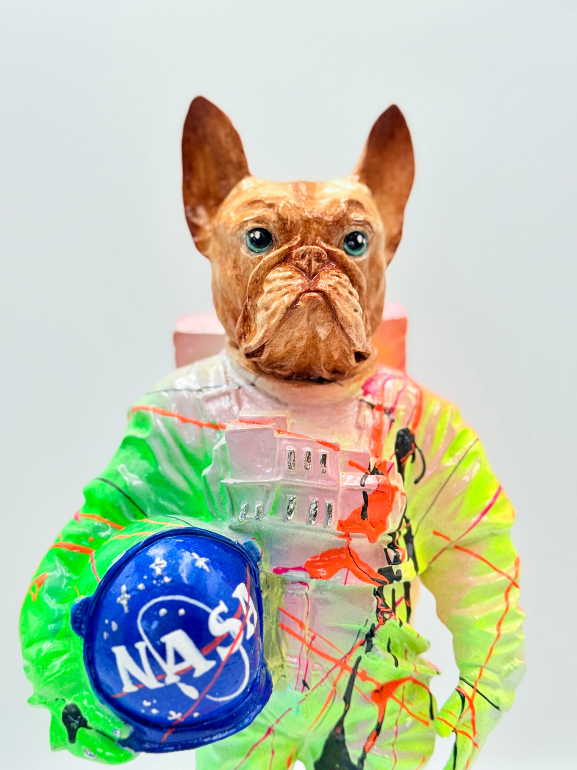 Astronot Bulldog Heykeli
