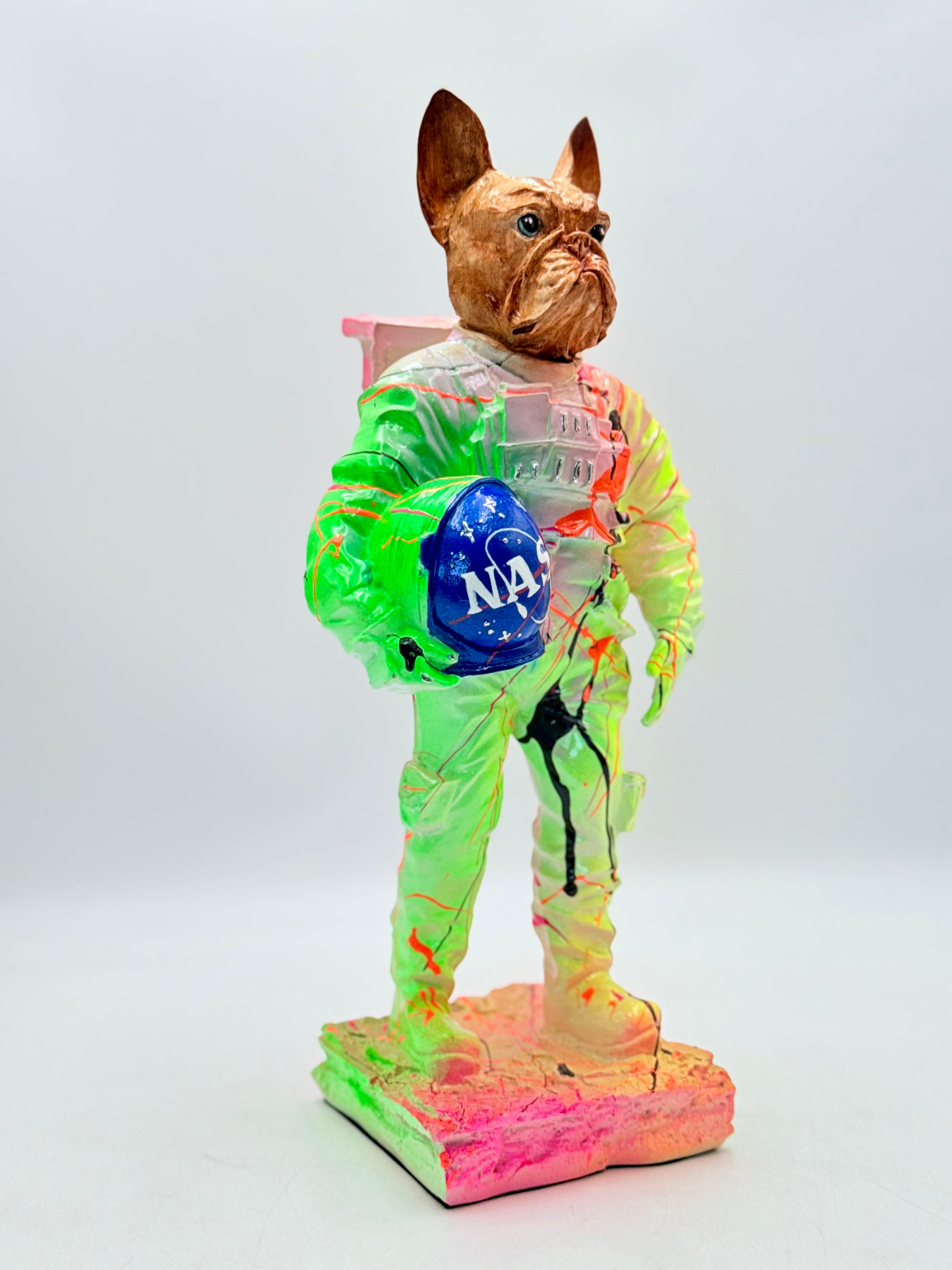 Astronot Bulldog Heykeli