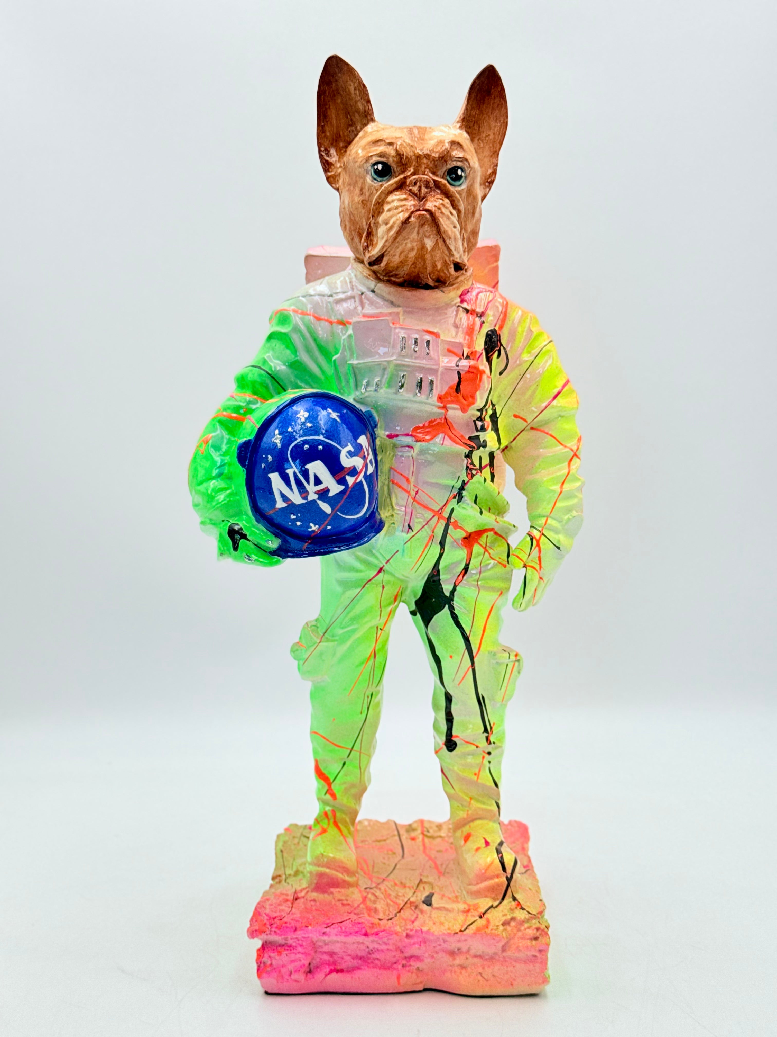 Astronot Bulldog Heykeli