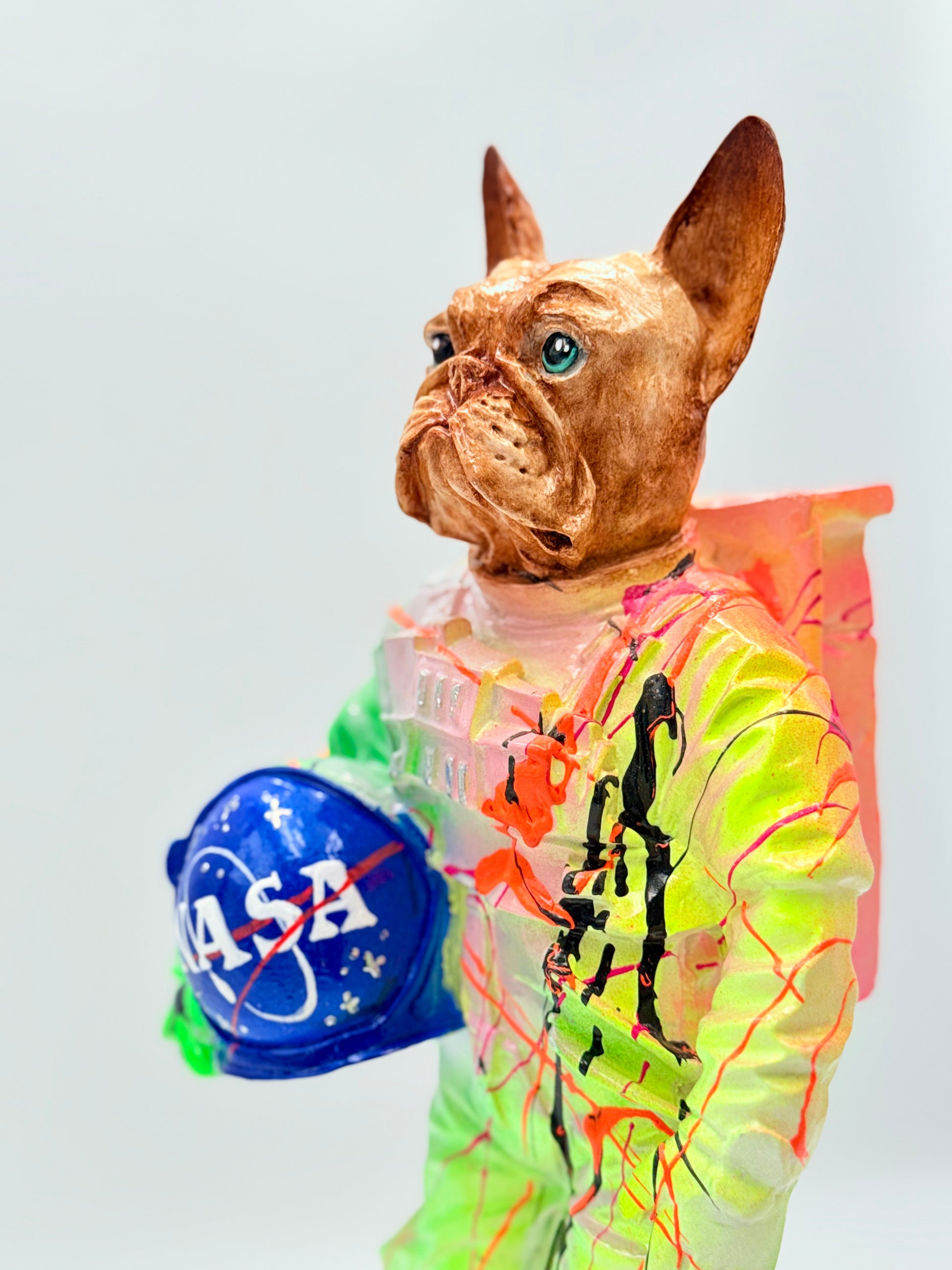 Astronot Bulldog Heykeli