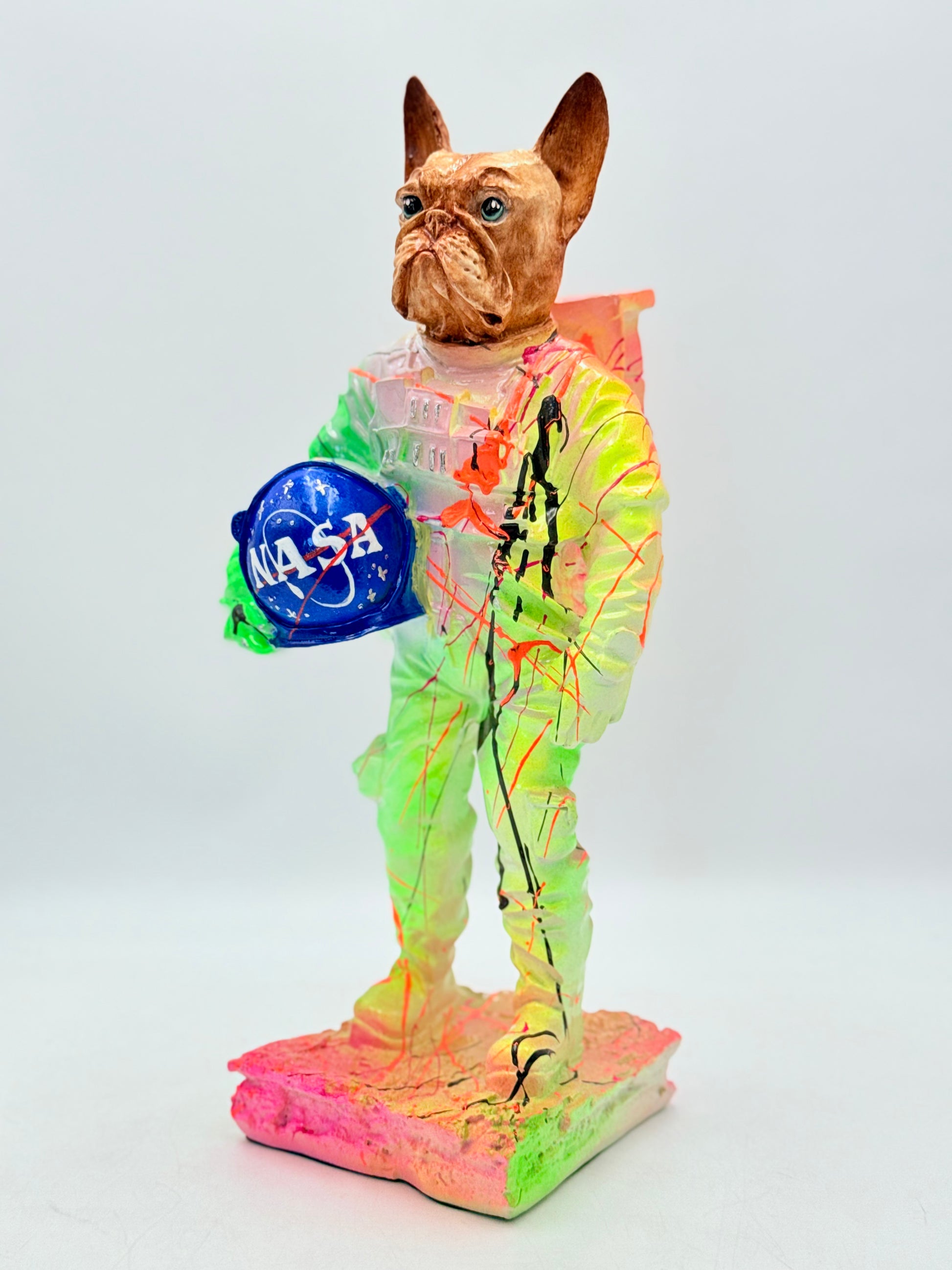 Astronot Bulldog Heykeli