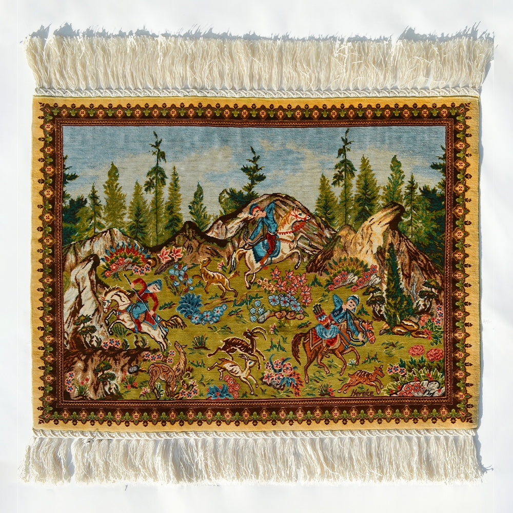 Av Sahnesi Desenli Saf İpek El Dokuma Duvar Halısı (42x60 Cm)