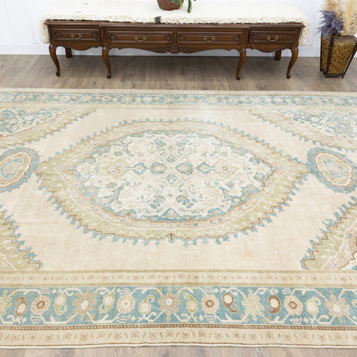 Balkı Madalyon Desenli El Dokuma Yün Halı 219x359 cm