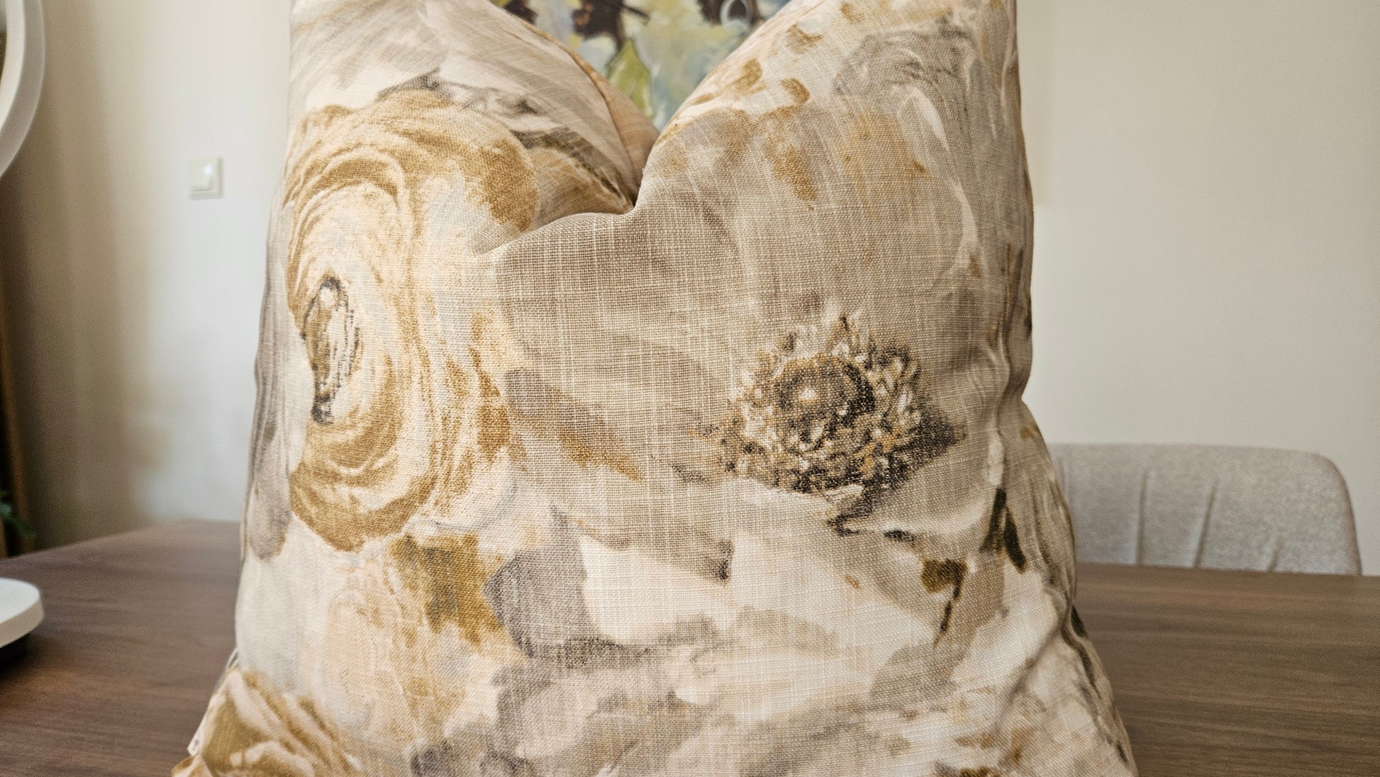 Bej Büyük Çiçek Desenli Yastık Kılıfı