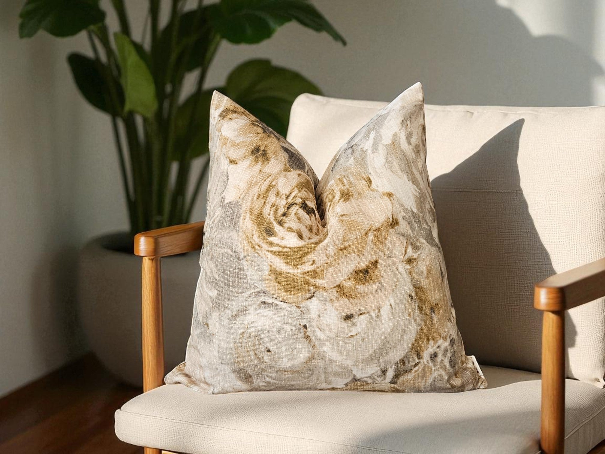 Bej Büyük Çiçek Desenli Yastık Kılıfı