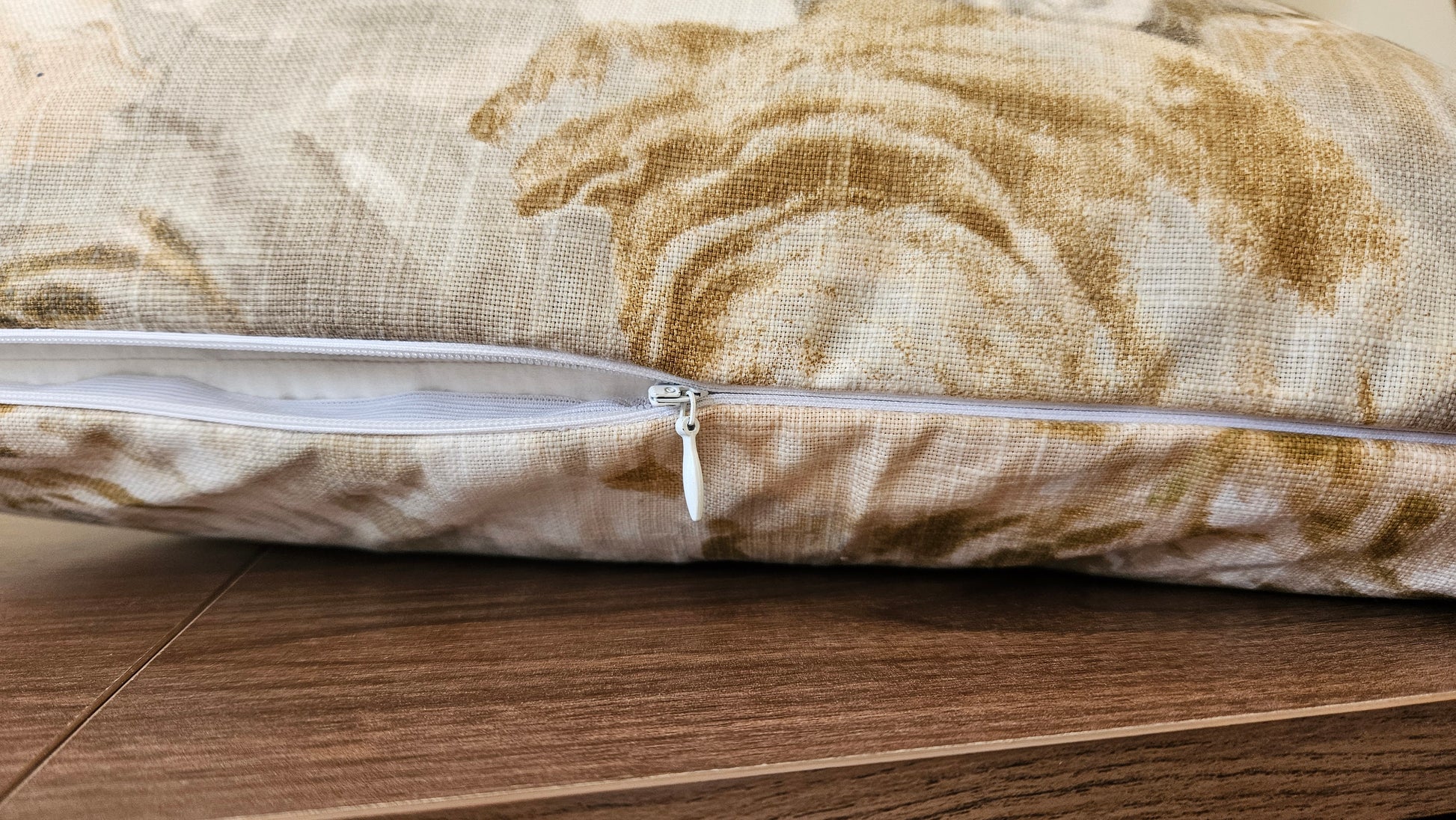 Bej Büyük Çiçek Desenli Yastık Kılıfı