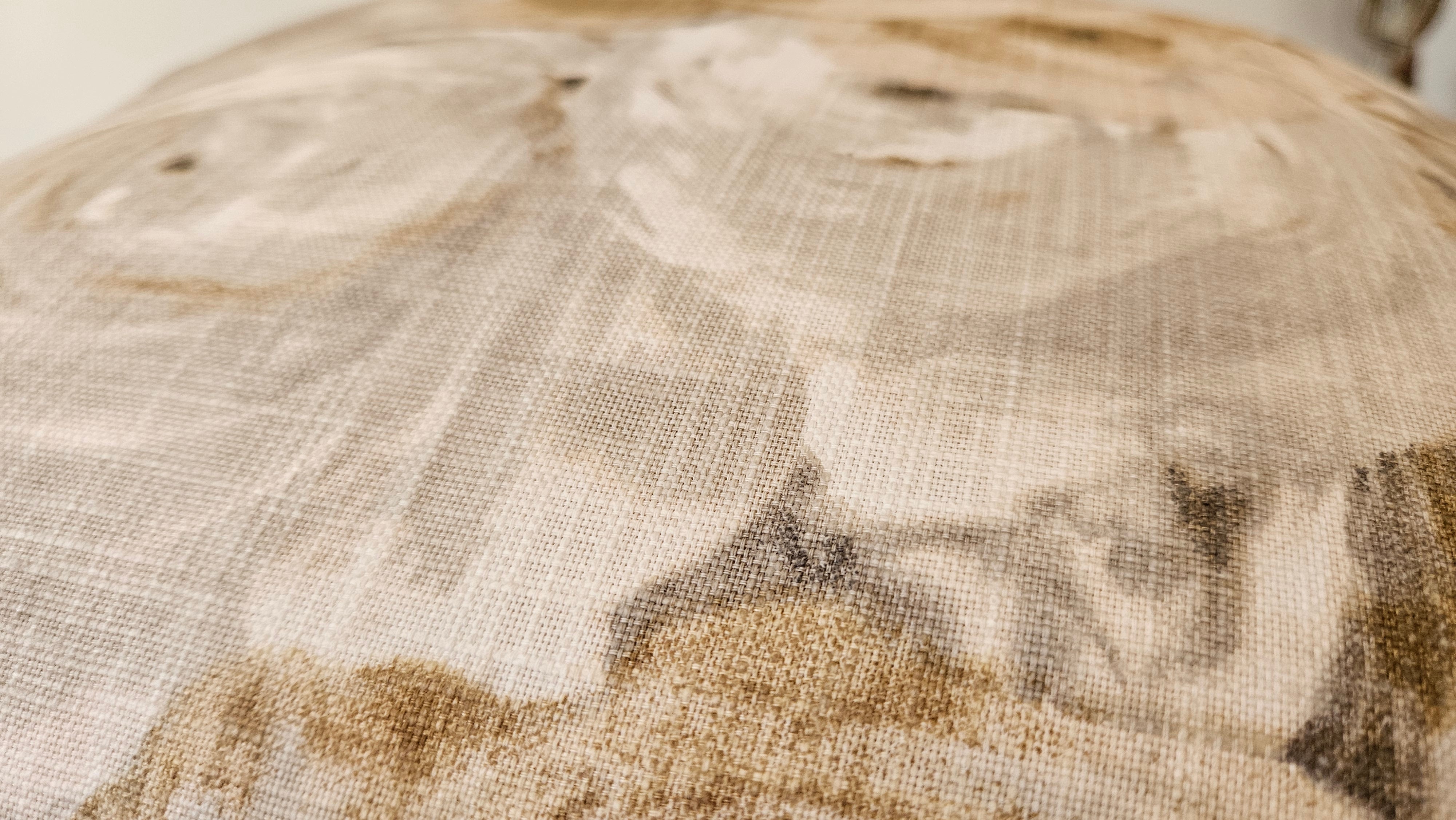 Bej Büyük Çiçek Desenli Yastık Kılıfı