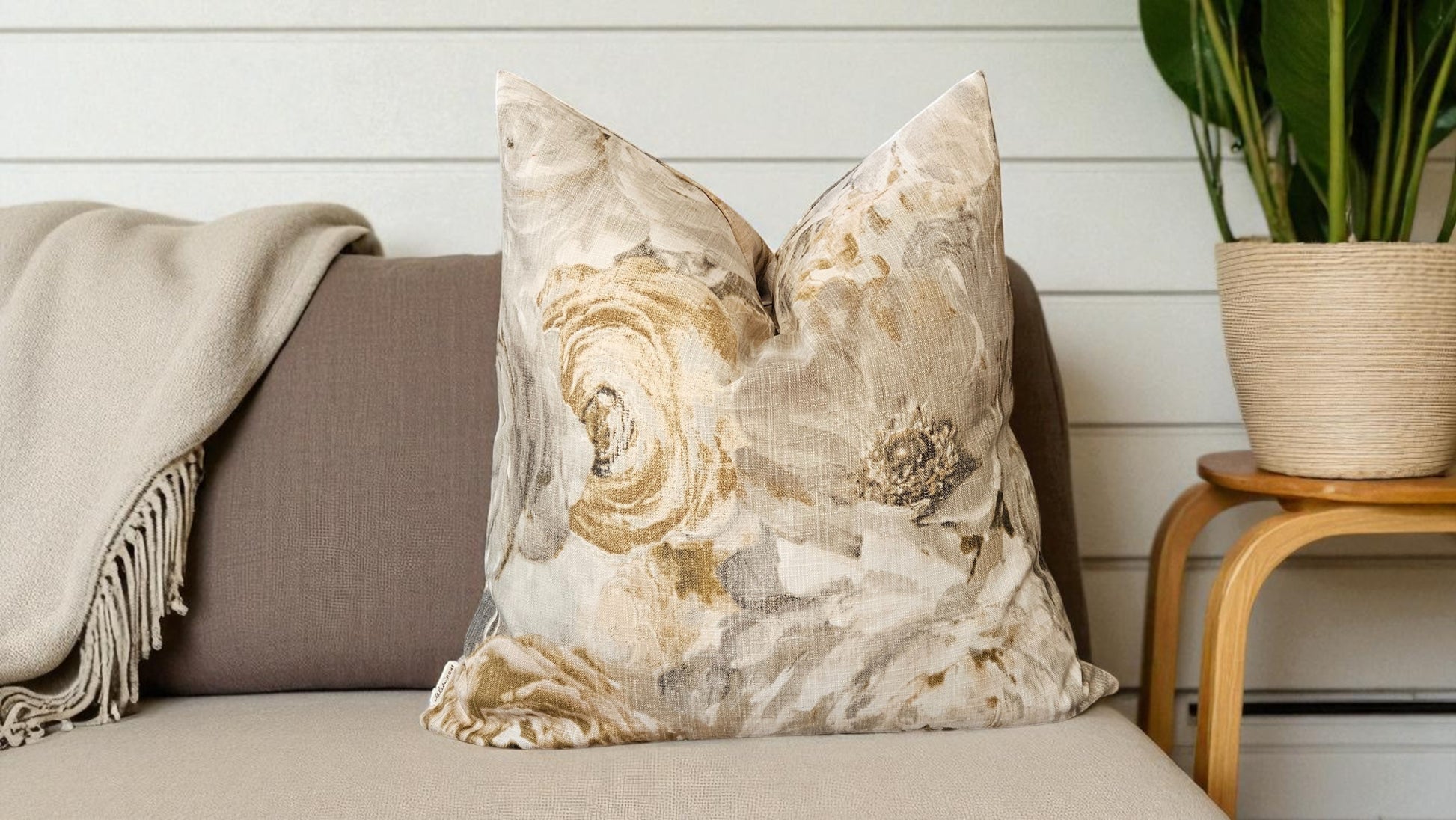 Bej Büyük Çiçek Desenli Yastık Kılıfı