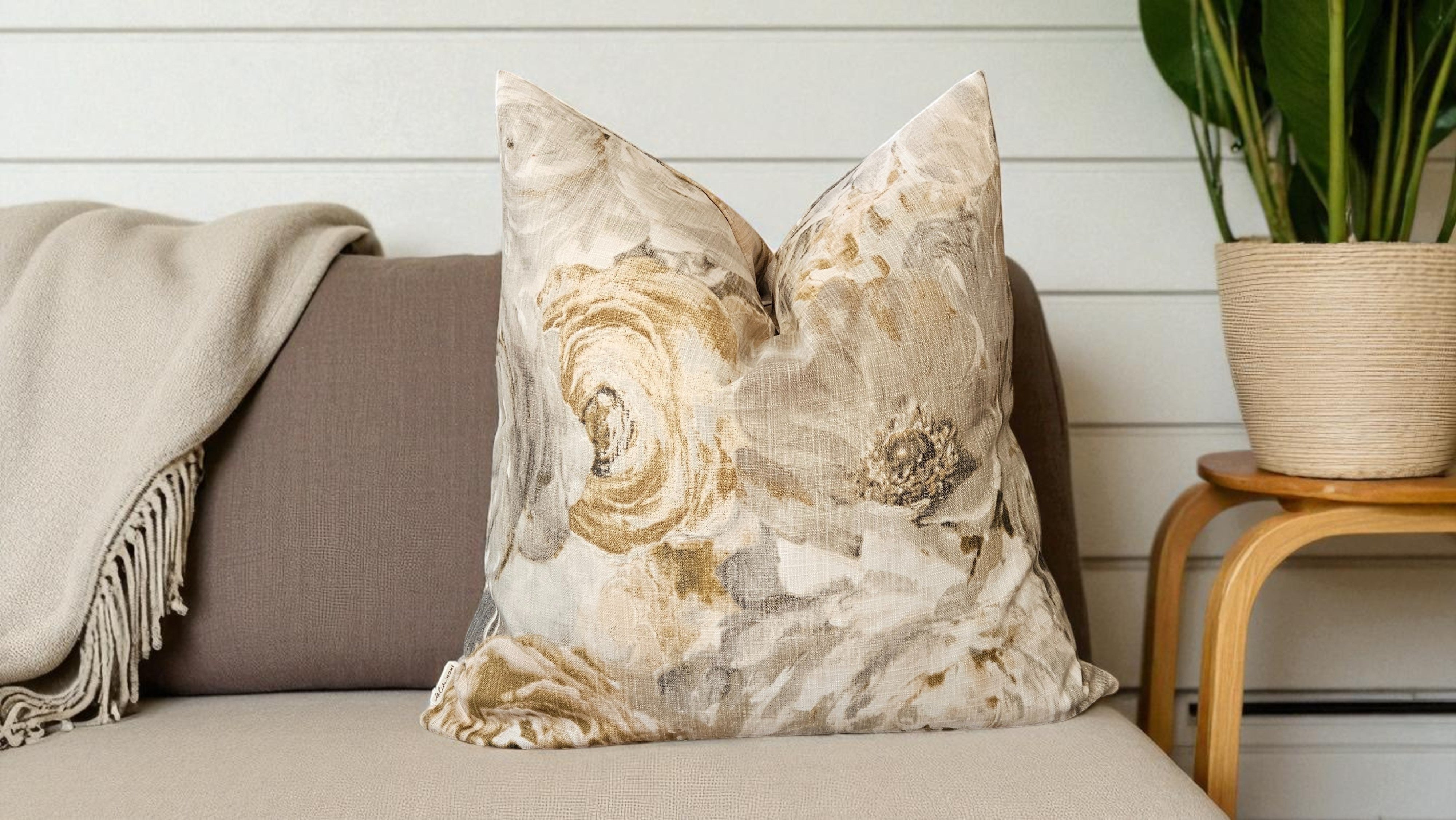 Bej Büyük Çiçek Desenli Yastık Kılıfı