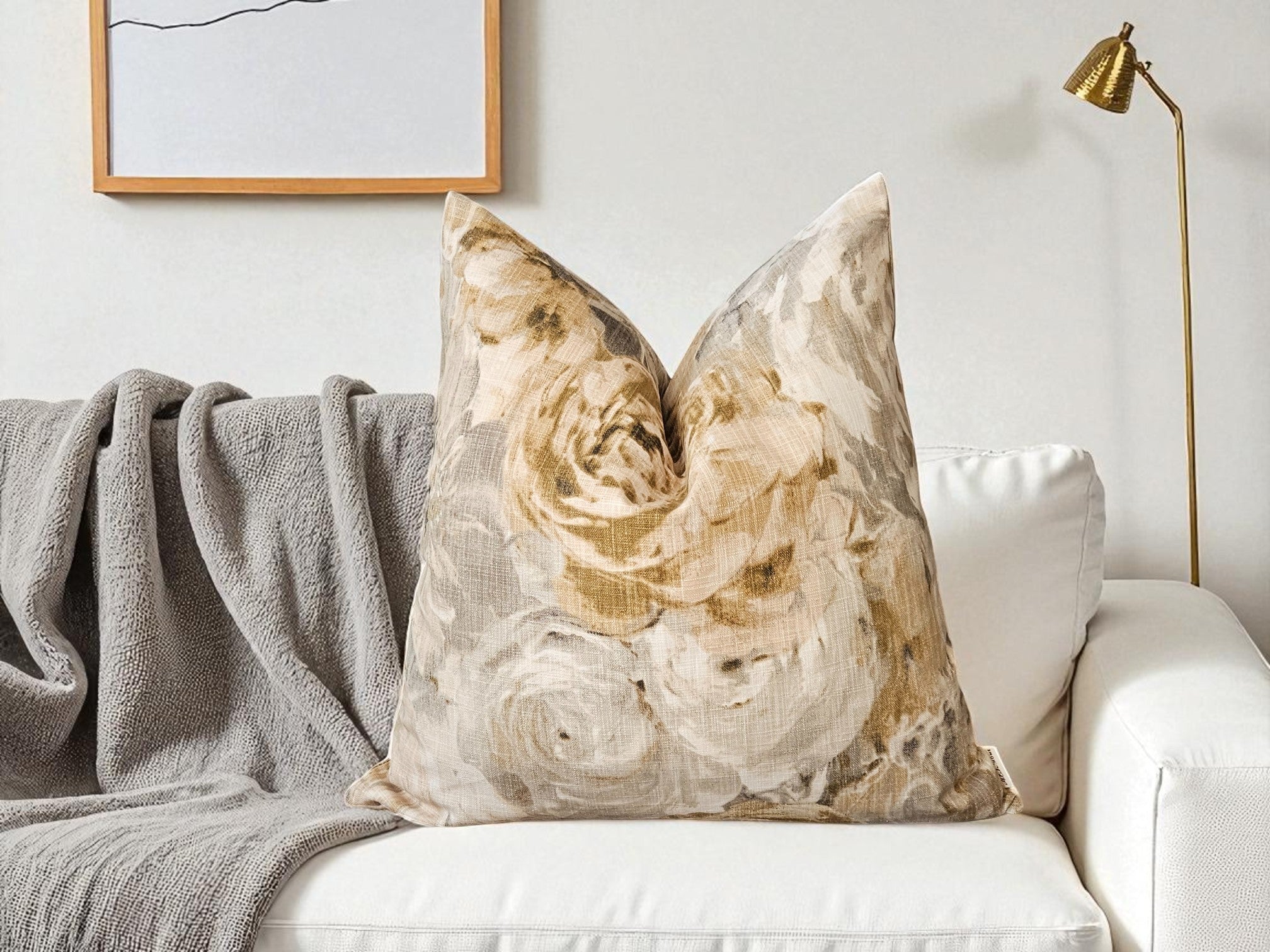 Bej Büyük Çiçek Desenli Yastık Kılıfı