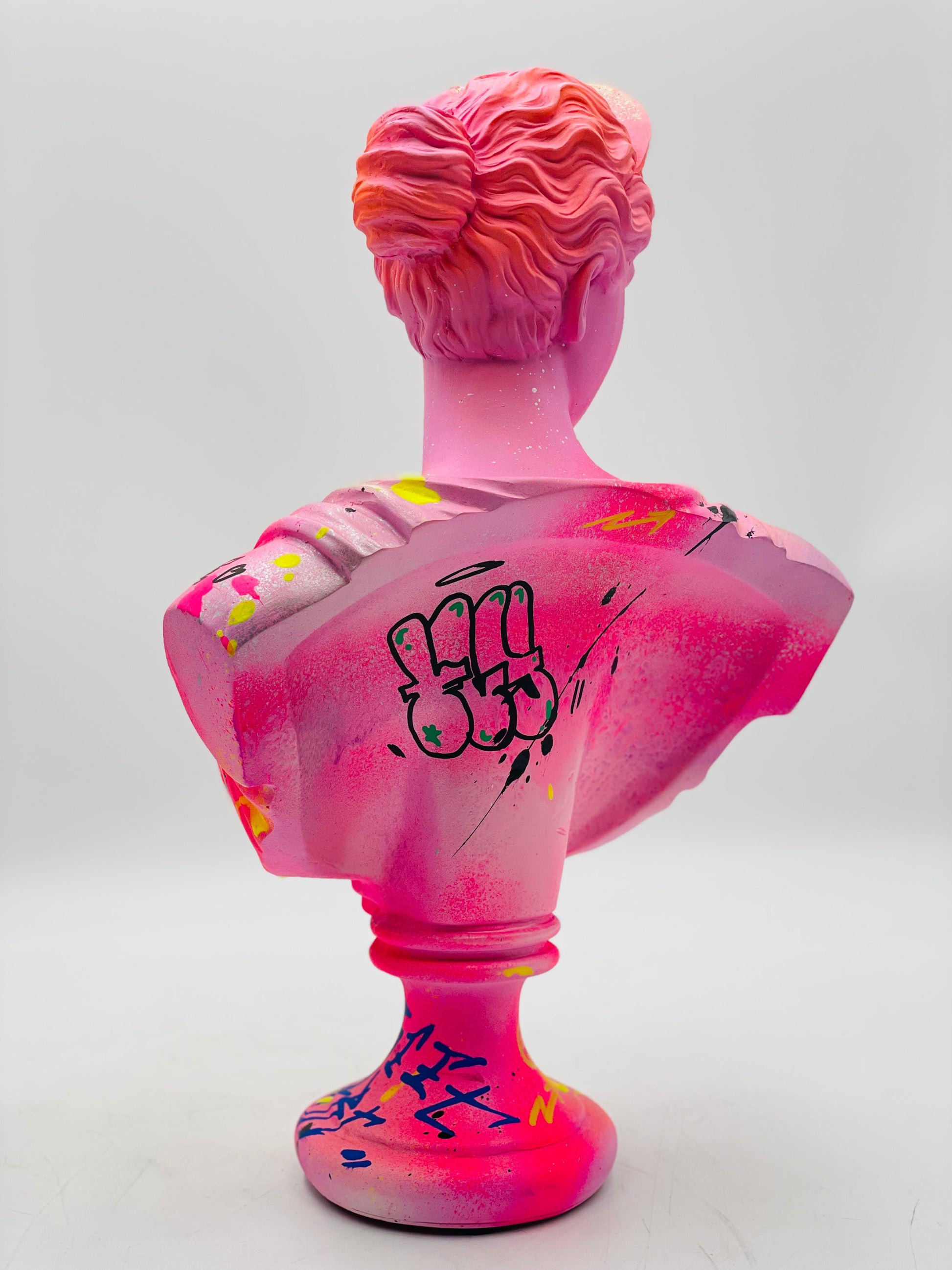 Butterfly Artemis Heykeli – Pink Street Pop Art Tasarım