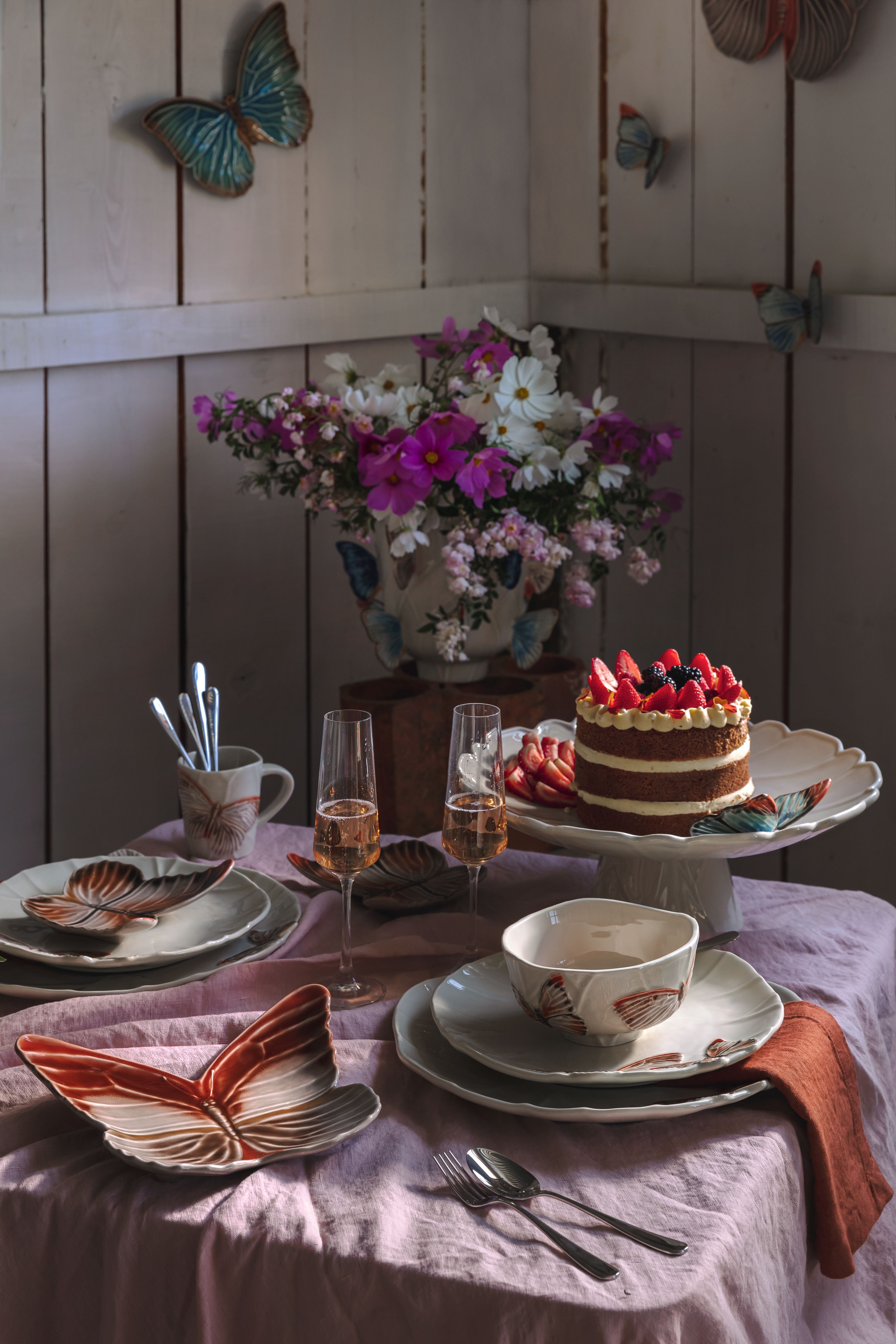 Cloudy Butterflies Beyaz Seramik Kek Standı