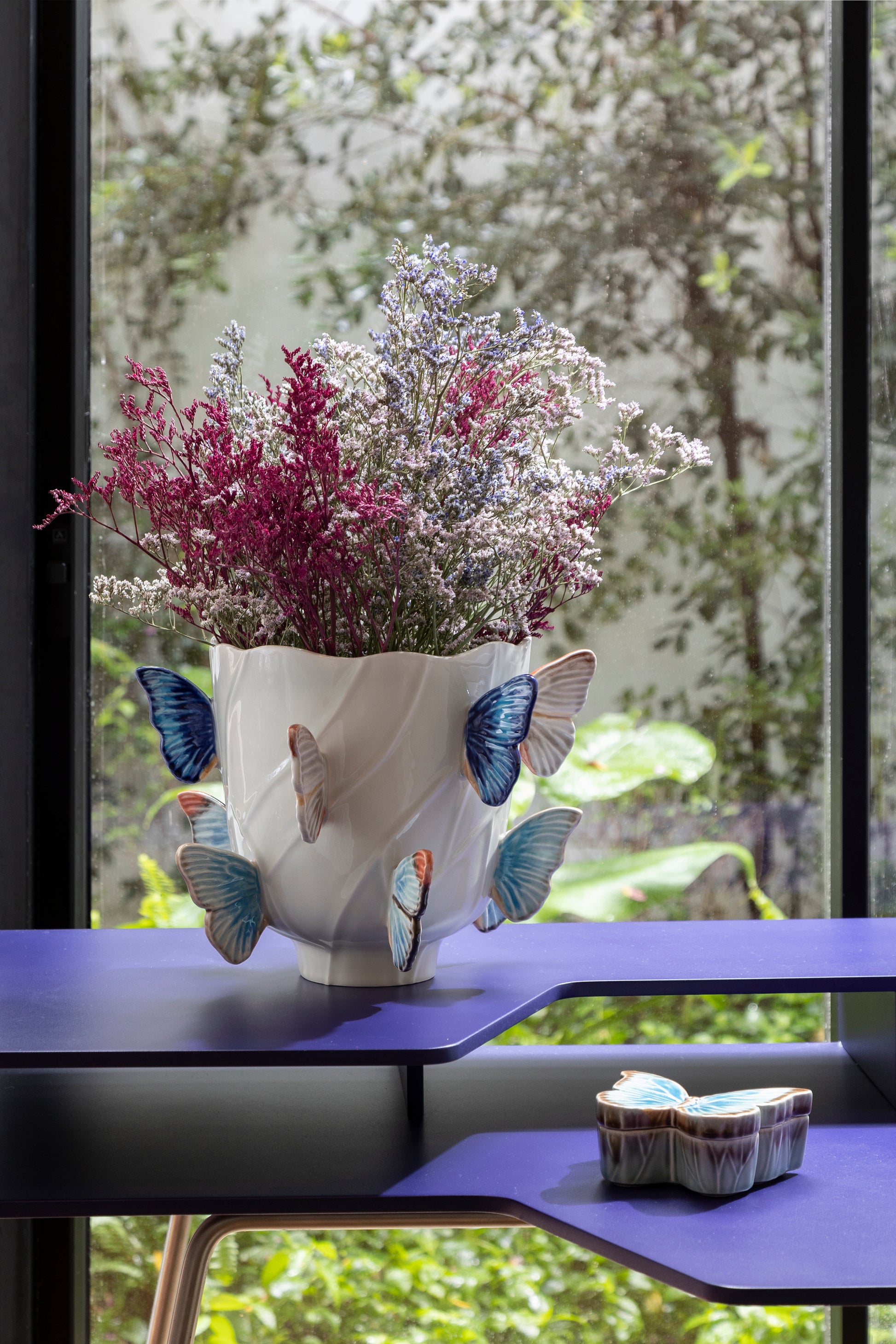 Cloudy Butterflies by Claudia Schiffer Kelebekli Seramik Vazo