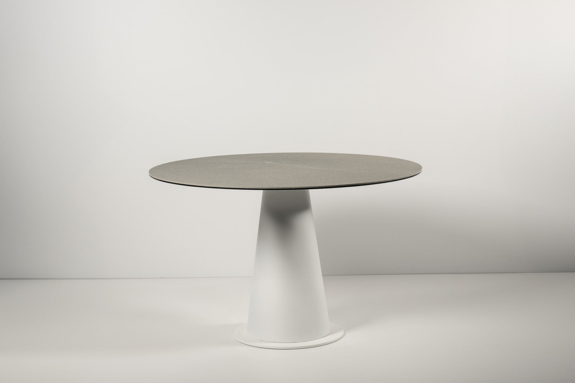 Cone One Yuvarlak Stone Porselen Masa