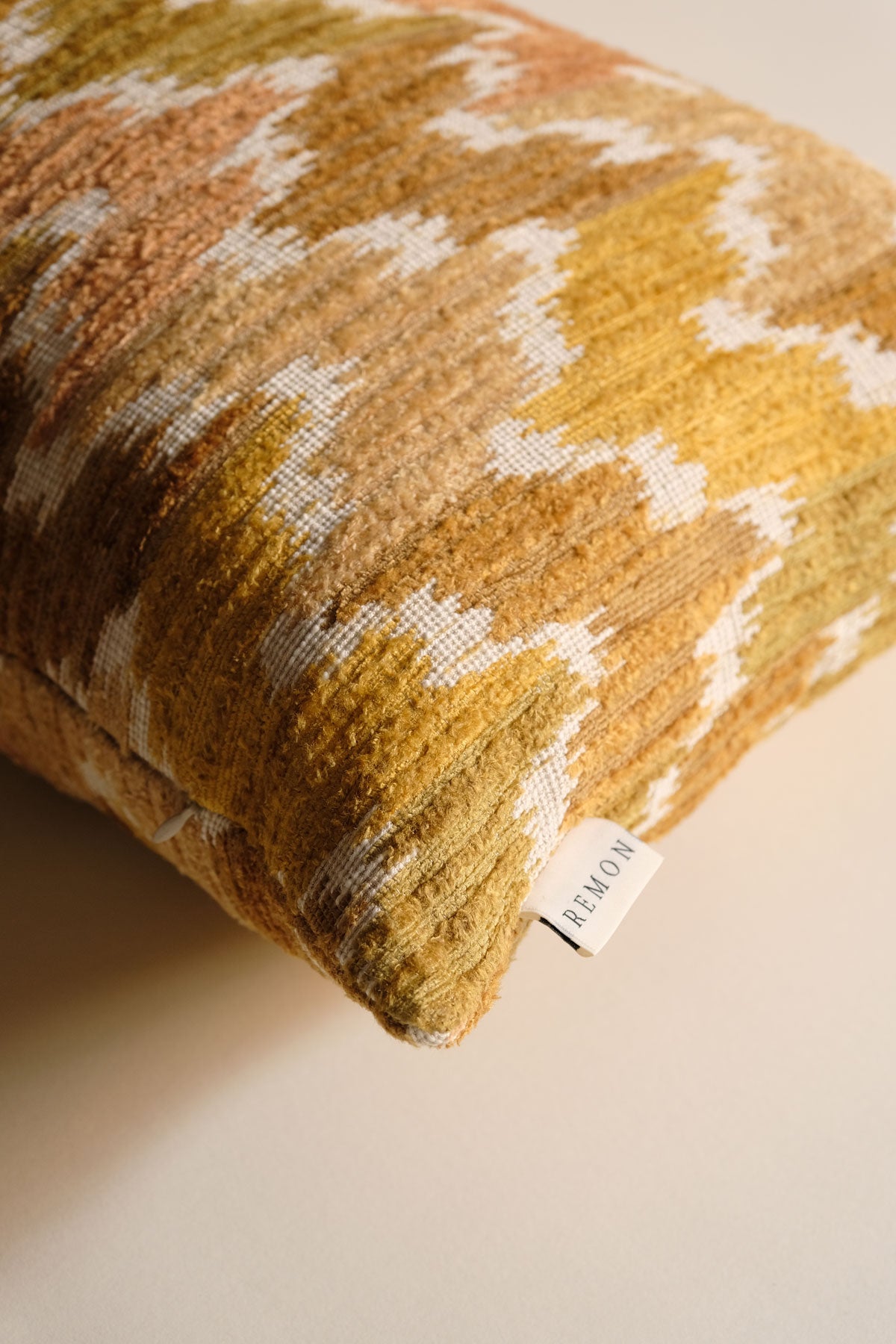 Corvia Kuş Tüyü Kırlent - Sarı-R E M O N-Sarı-40x60-NowShopFun