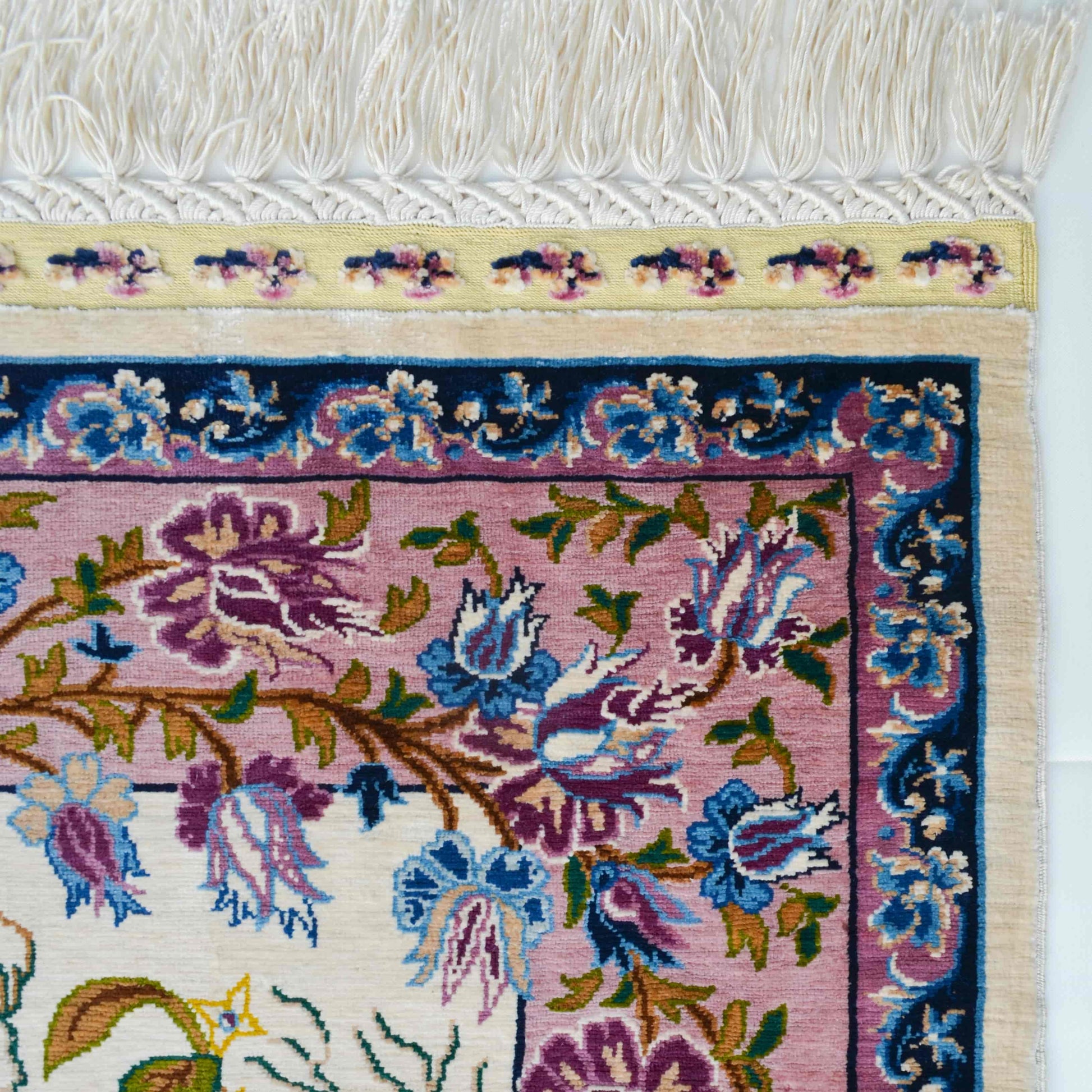 Dans Eden Kız Motifli Saf İpek El Dokuma Duvar Halısı