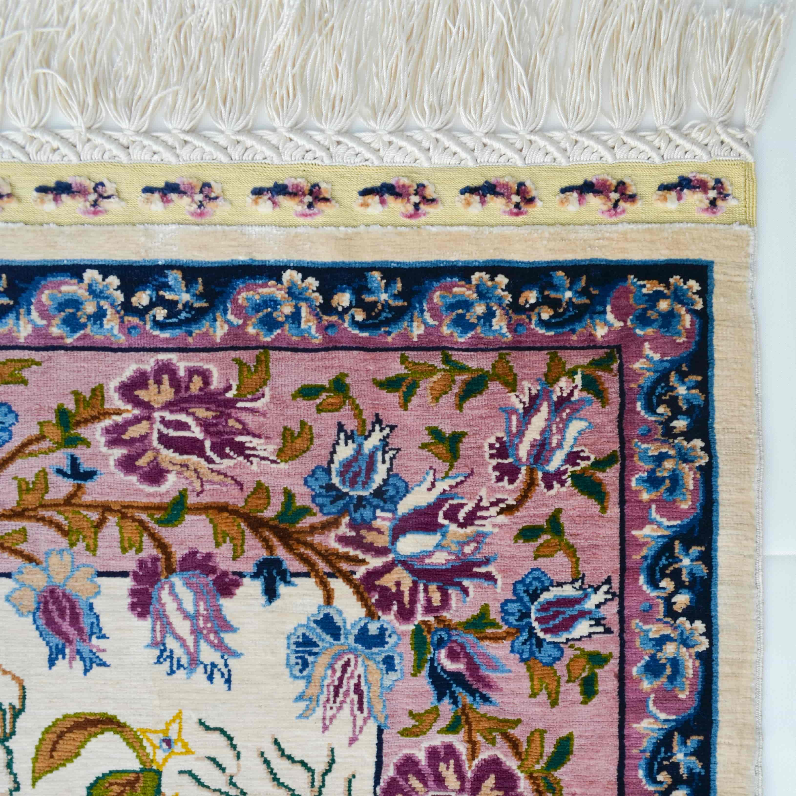 Dans Eden Kız Motifli Saf İpek El Dokuma Duvar Halısı