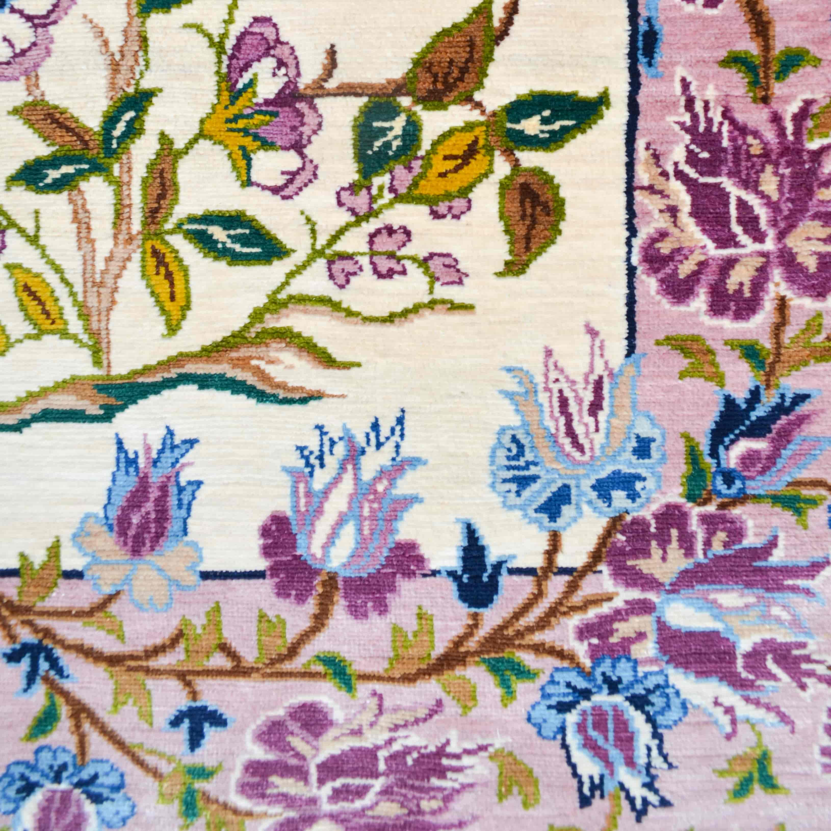 Dans Eden Kız Motifli Saf İpek El Dokuma Duvar Halısı