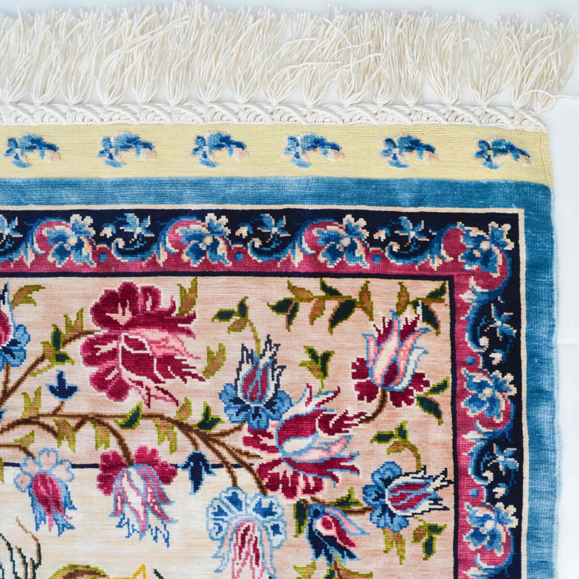 Dans Eden Kız Motifli Saf İpek El Dokuma Duvar Halısı