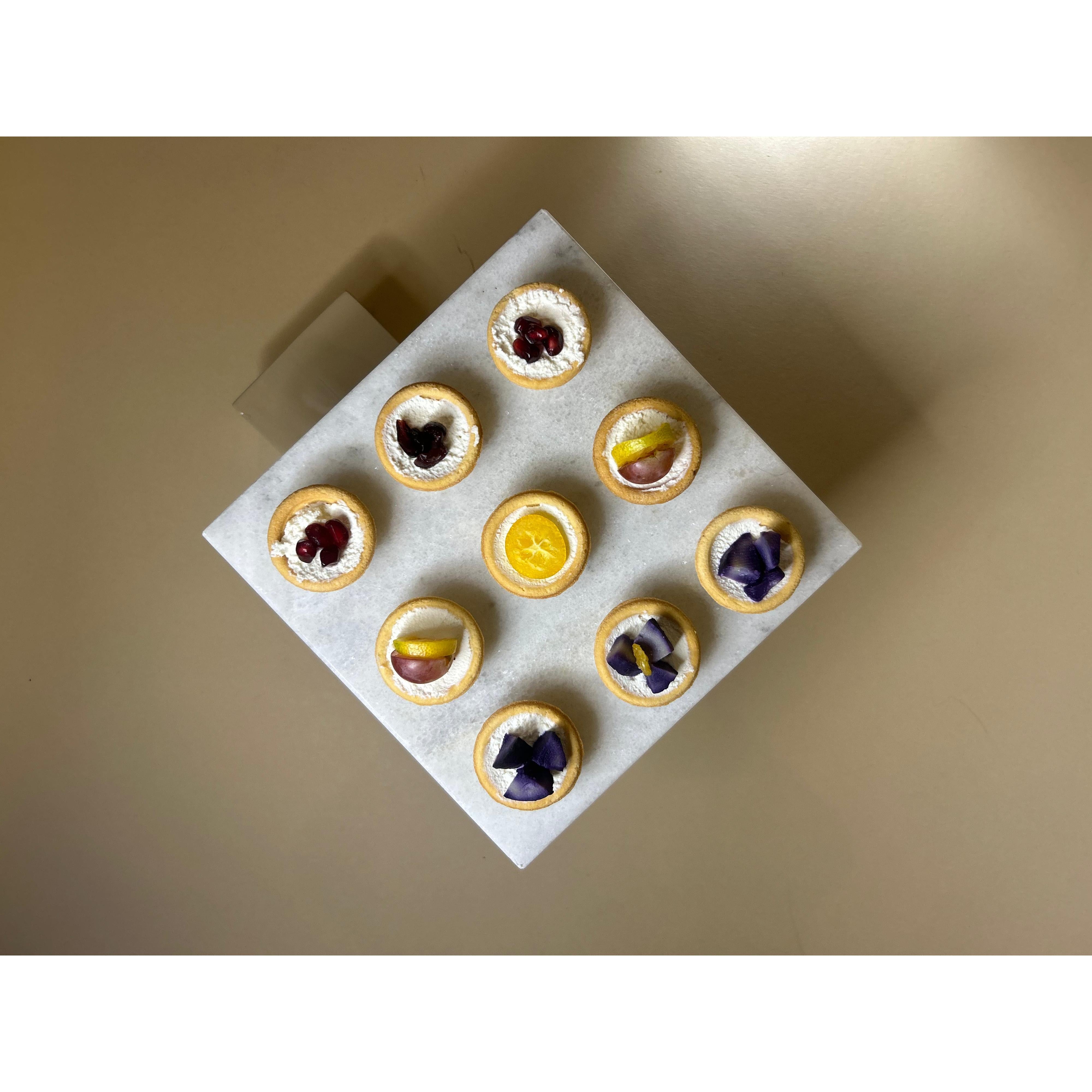 DE STIJL MARBLE CAKE / FOOD STAND