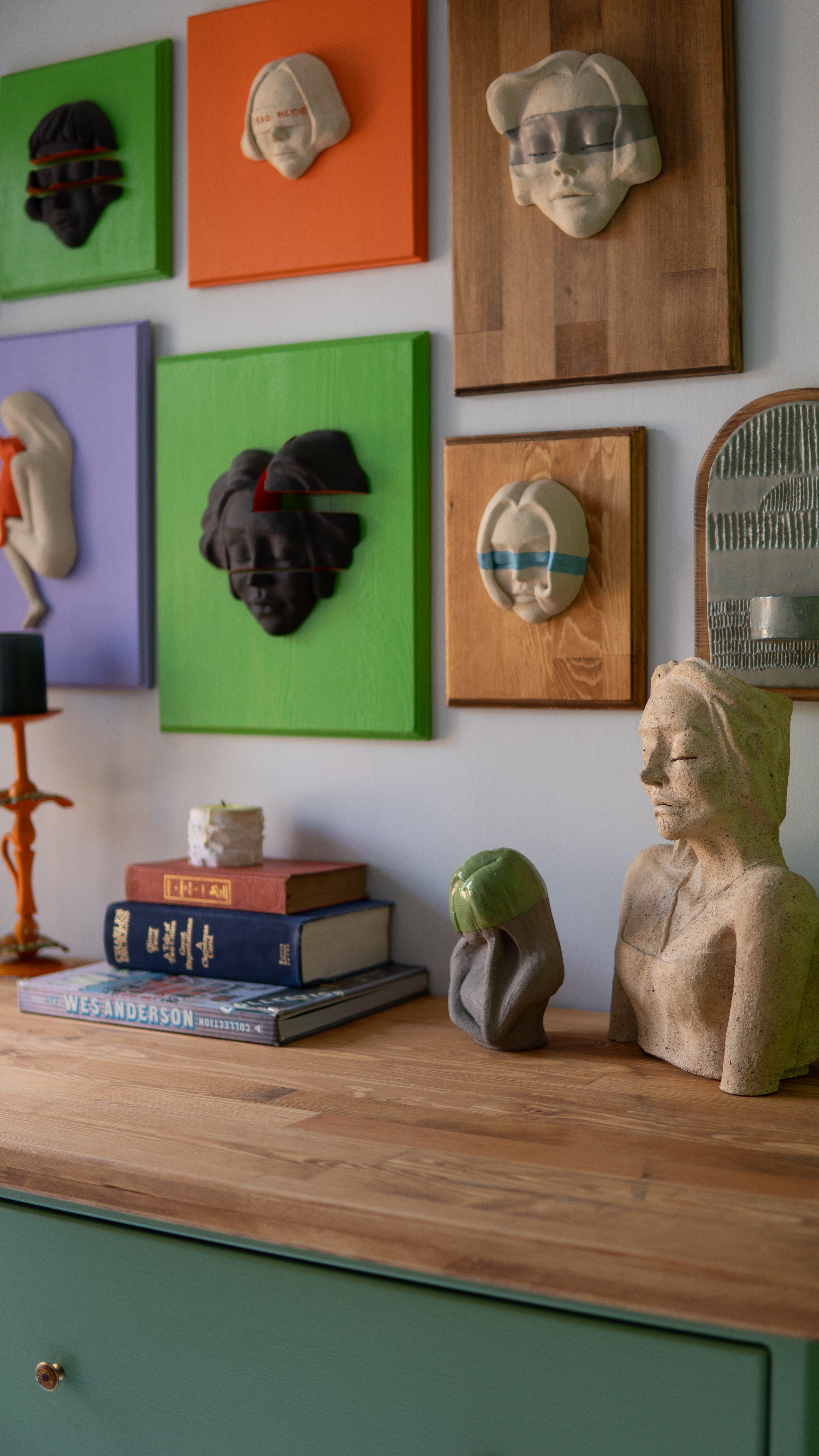 Masif Ahşap Zeminli Seramik Heykel Duvar Panosu