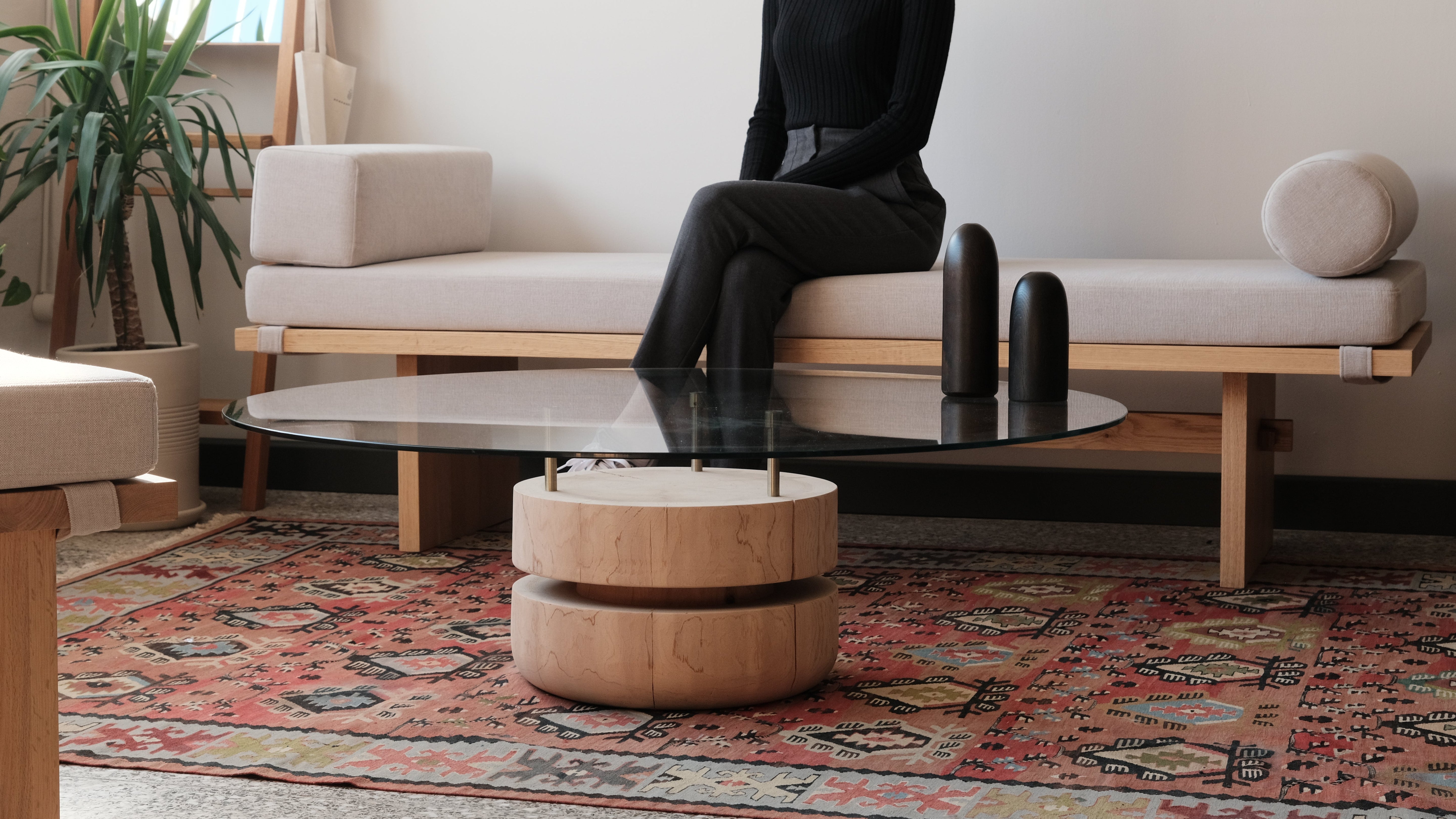 Bookworm Orta Sehpa, Masif Sedir, Cam Tablalı, Yuvarlak