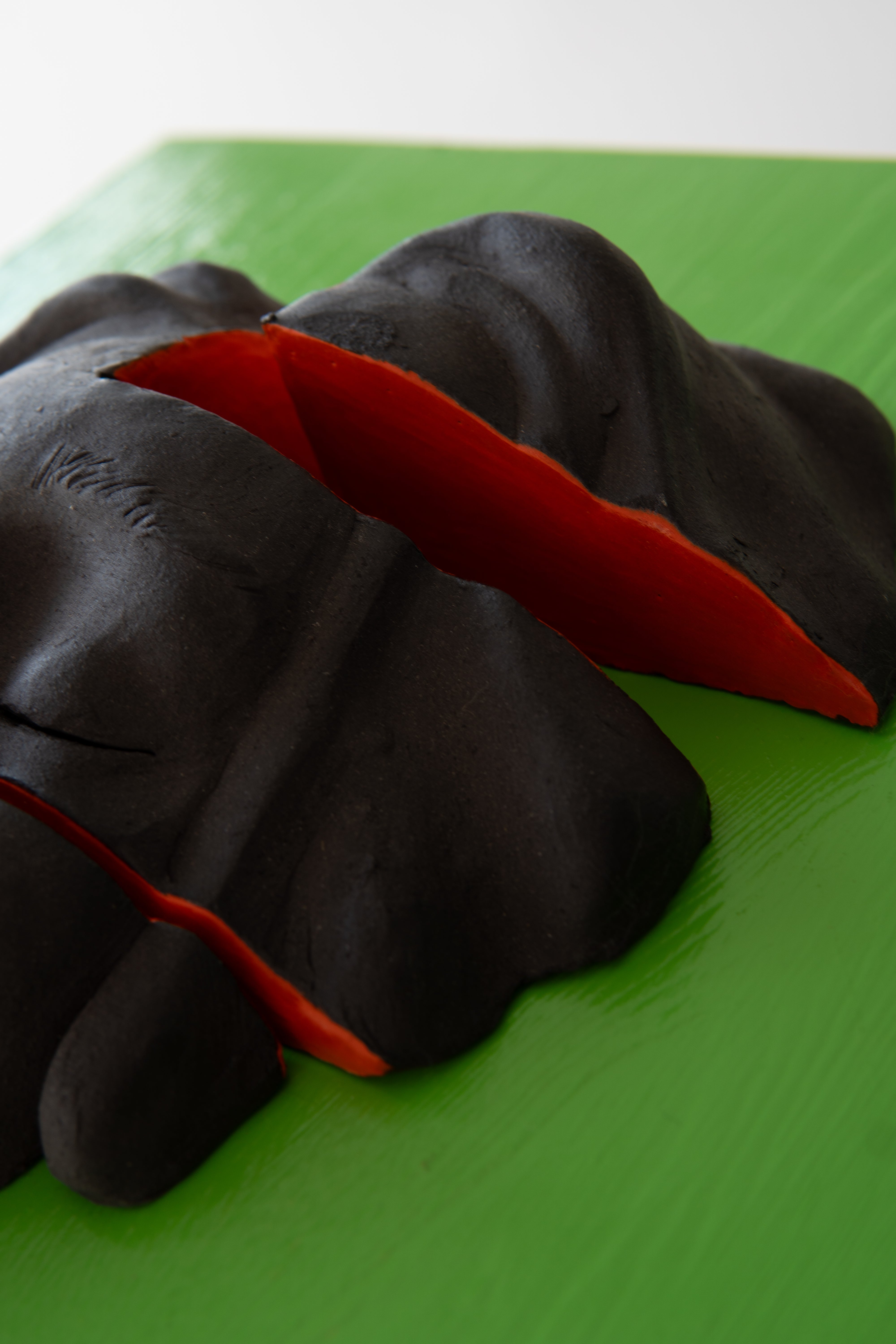 Duvar Tipi Seramik Yüz Heykel Koyu Ton Renkli Zemin