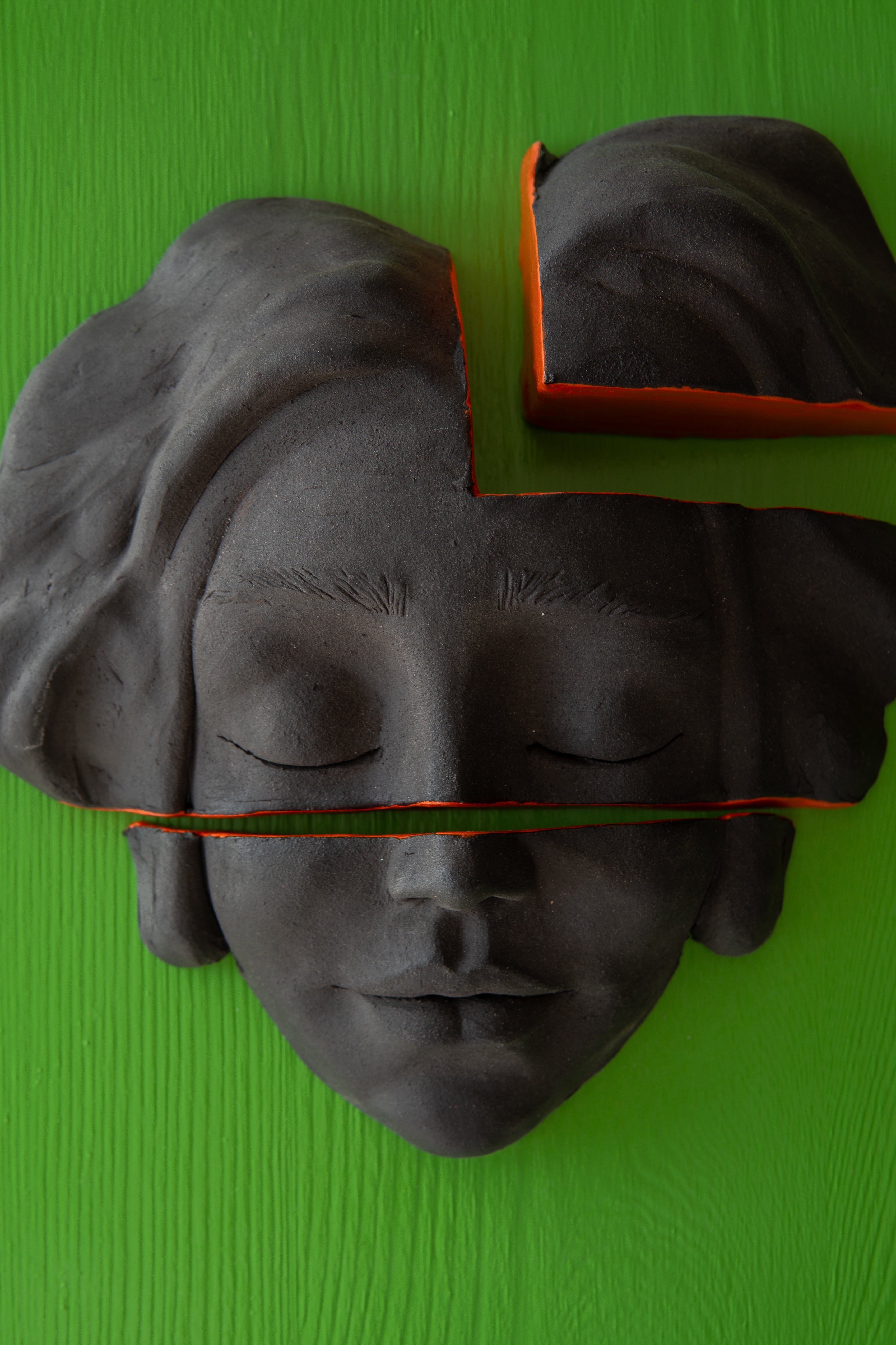 Duvar Tipi Seramik Yüz Heykel Koyu Ton Renkli Zemin