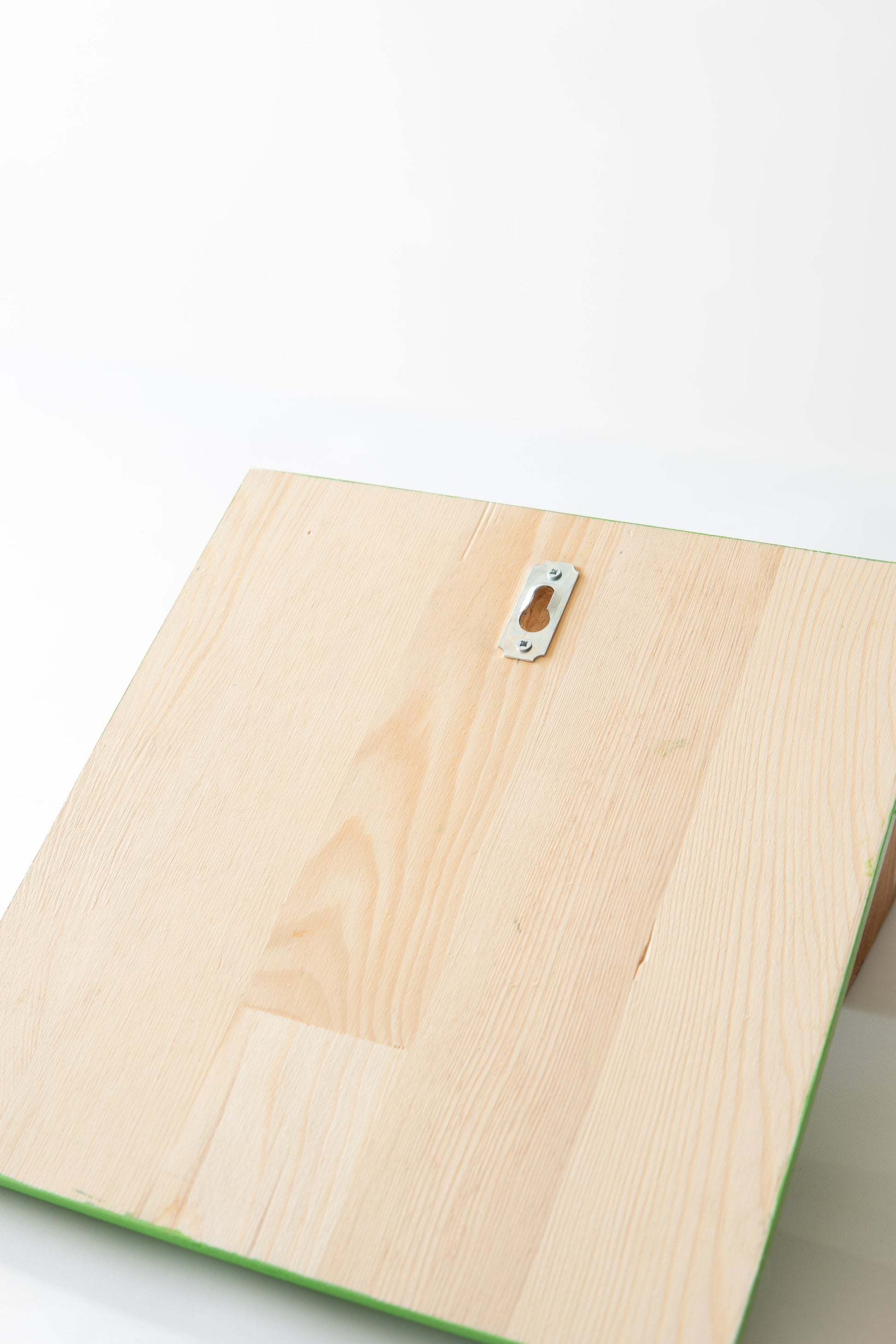 Duvar Tipi Seramik Yüz Heykel Koyu Ton Renkli Zemin