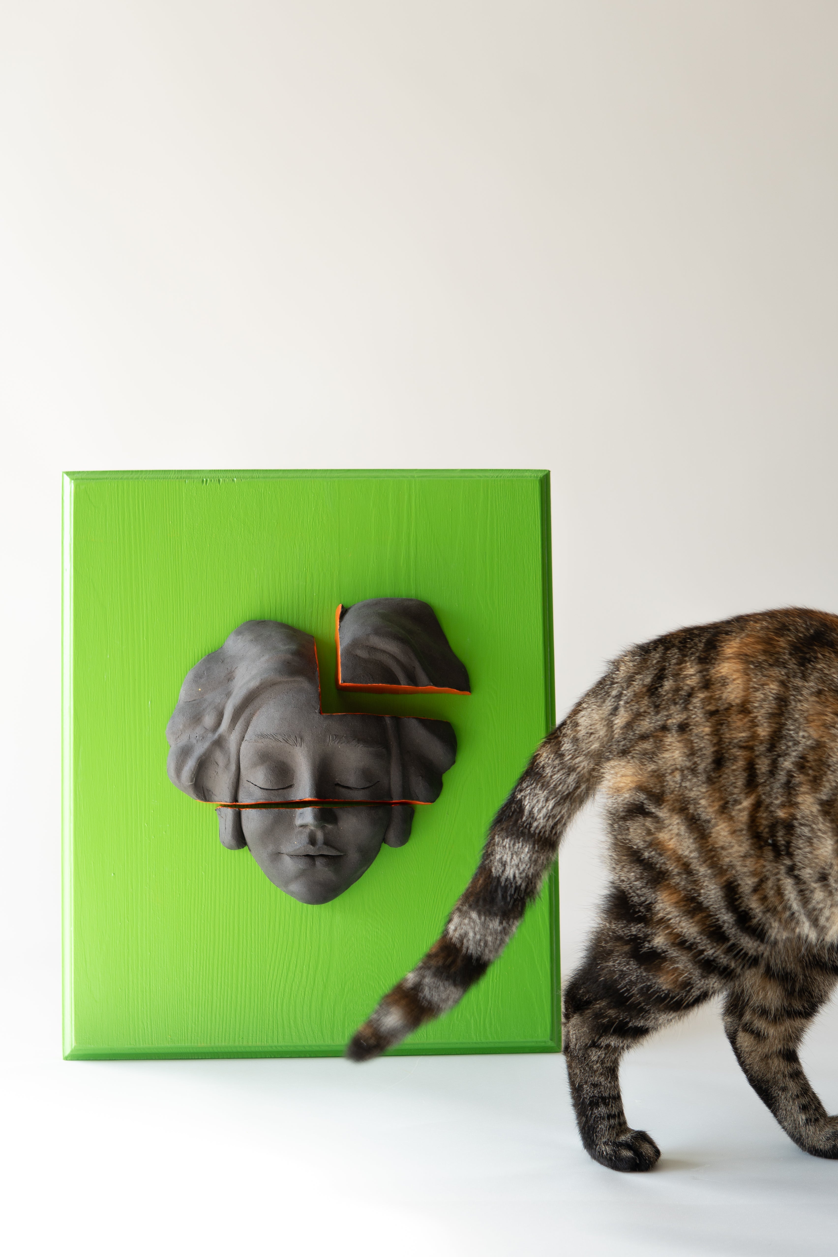 Duvar Tipi Seramik Yüz Heykel Koyu Ton Renkli Zemin