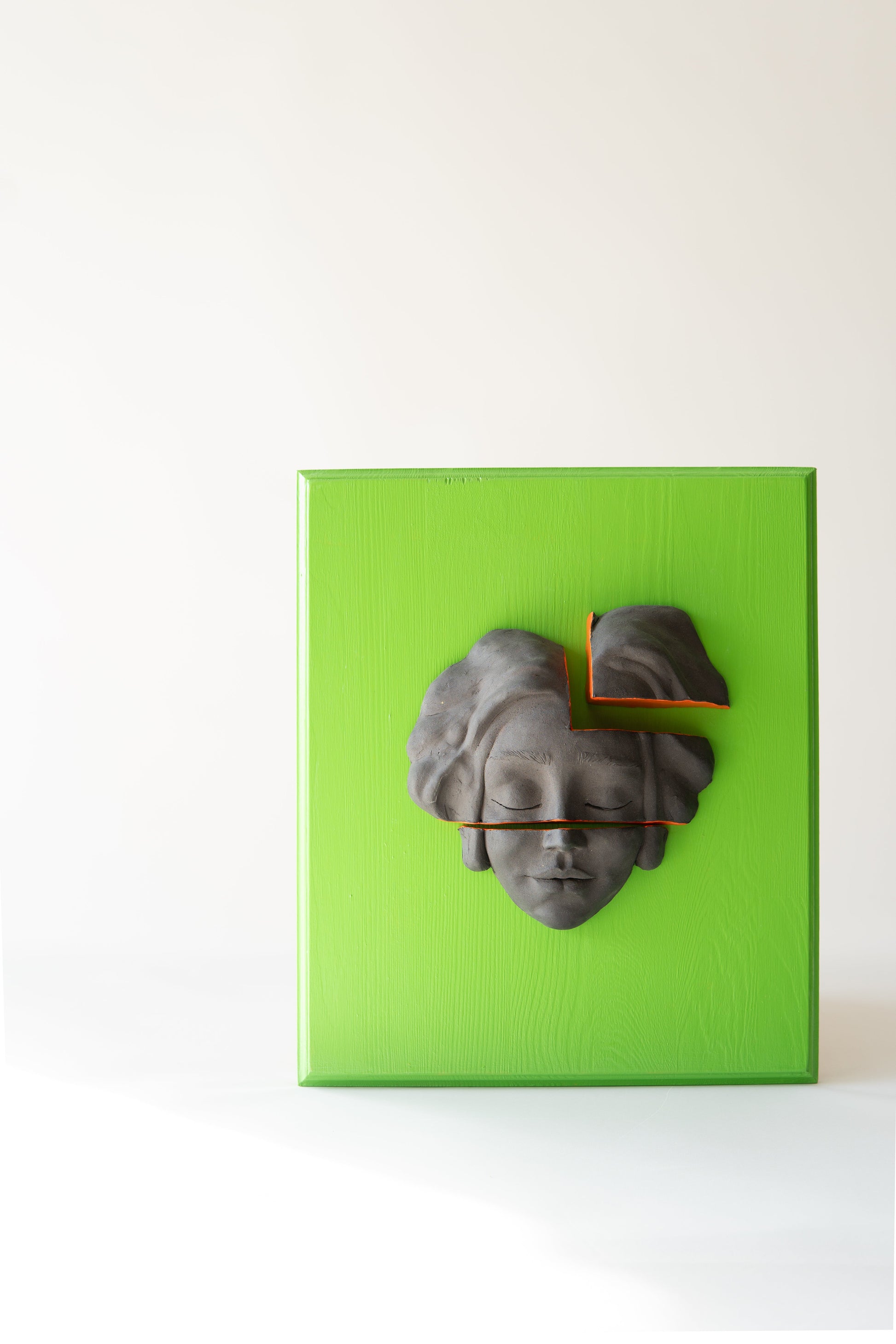 Duvar Tipi Seramik Yüz Heykel Koyu Ton Renkli Zemin