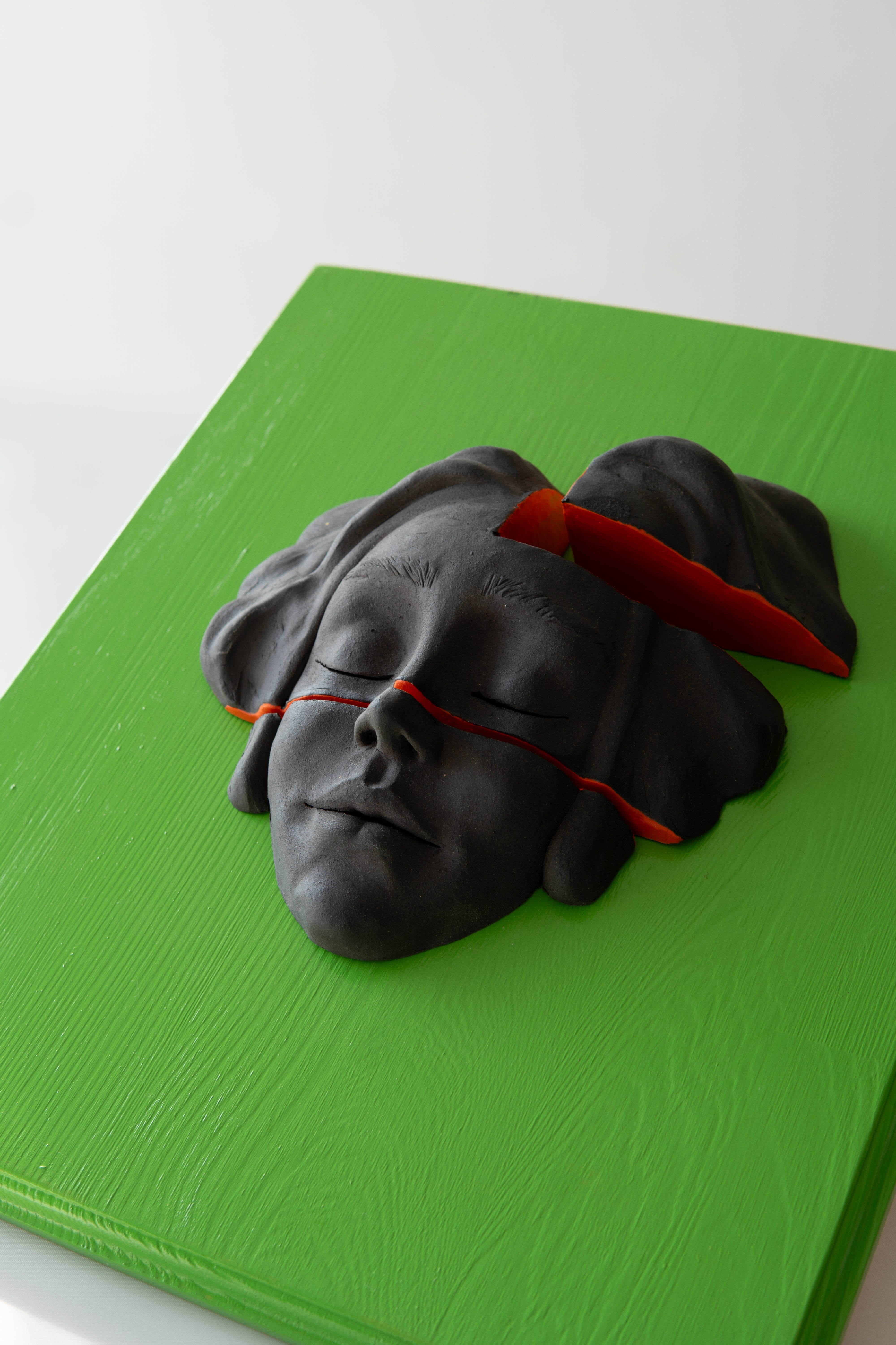 Duvar Tipi Seramik Yüz Heykel Koyu Ton Renkli Zemin