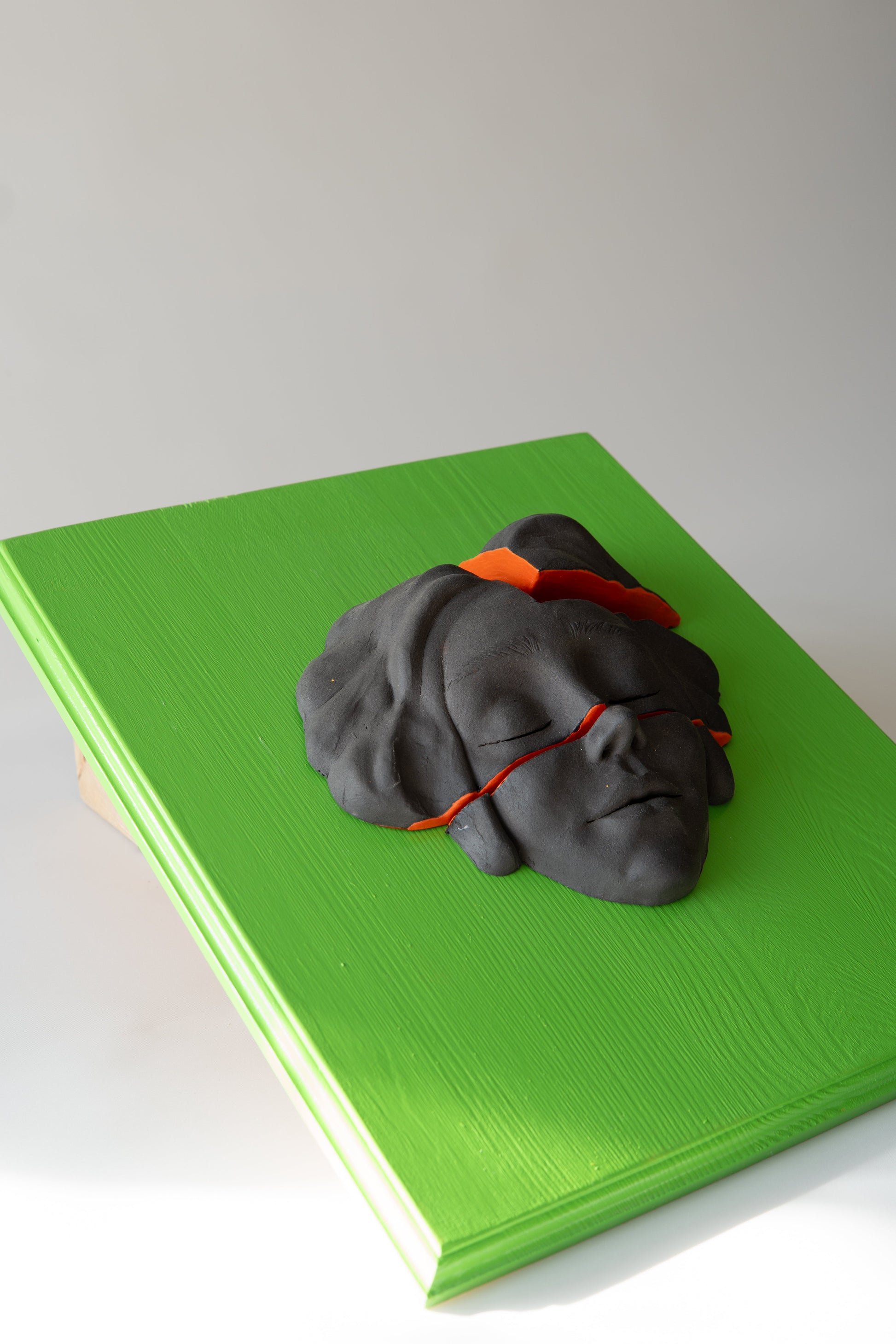 Duvar Tipi Seramik Yüz Heykel Koyu Ton Renkli Zemin