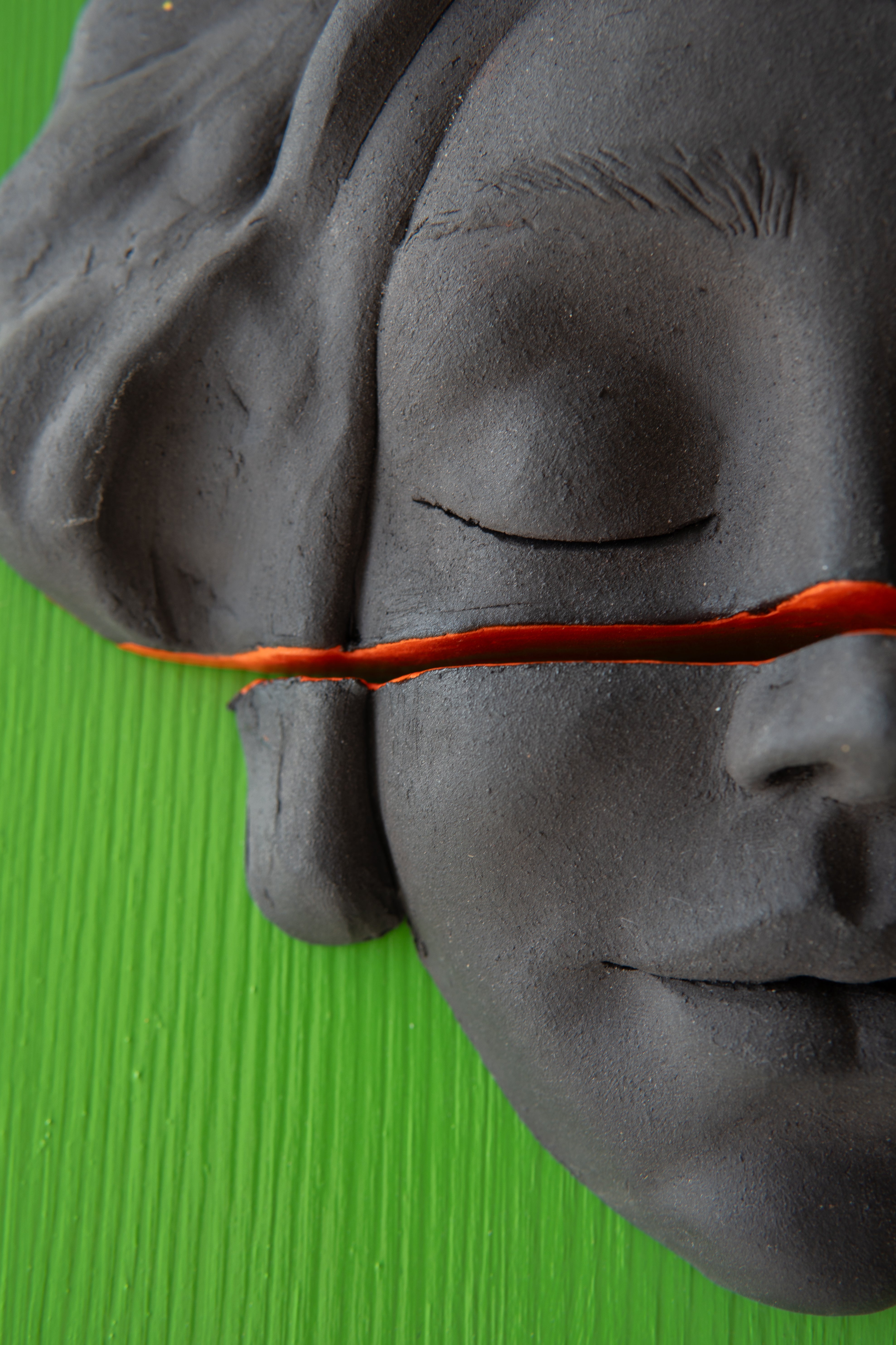 Duvar Tipi Seramik Yüz Heykel Koyu Ton Renkli Zemin