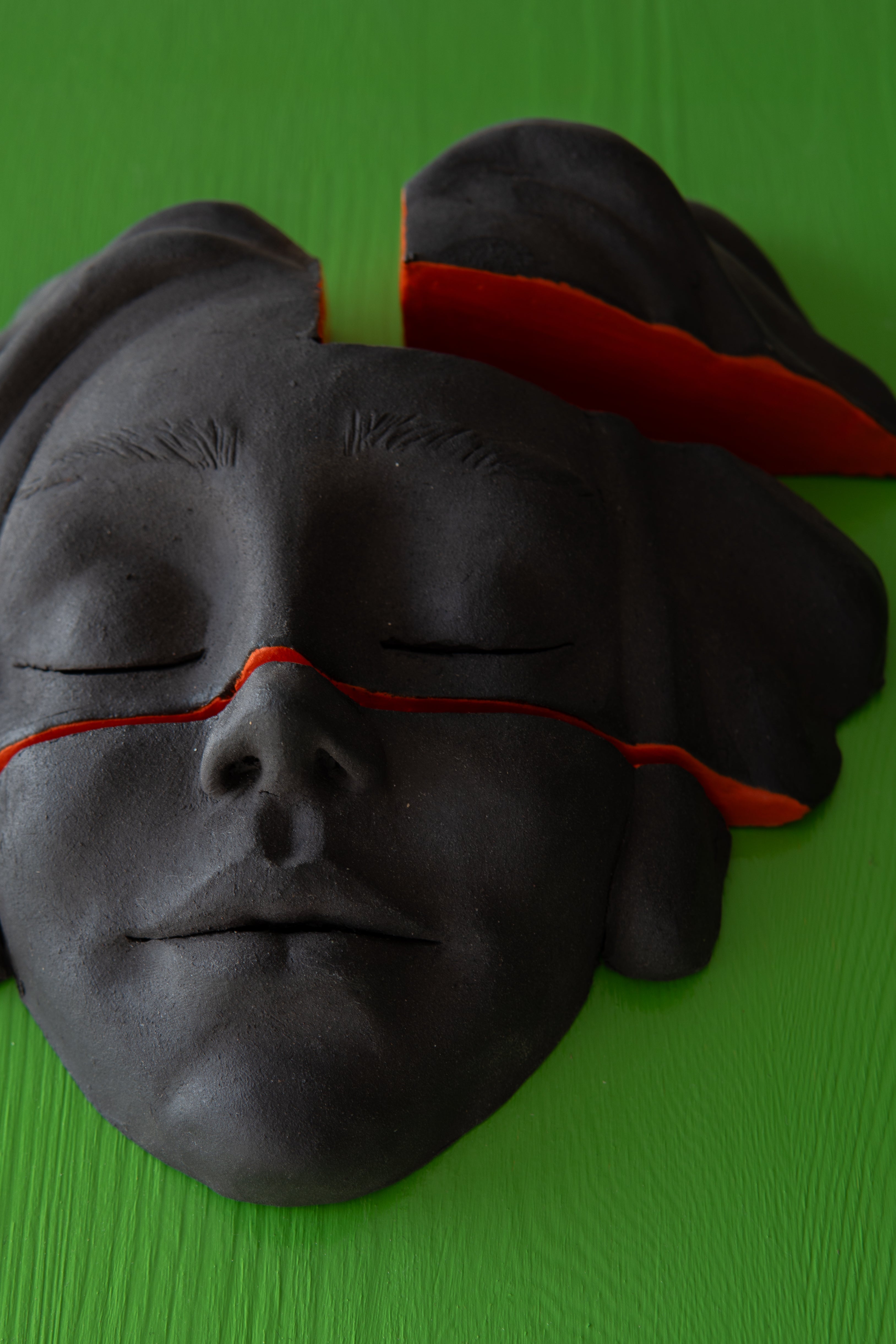 Duvar Tipi Seramik Yüz Heykel Koyu Ton Renkli Zemin