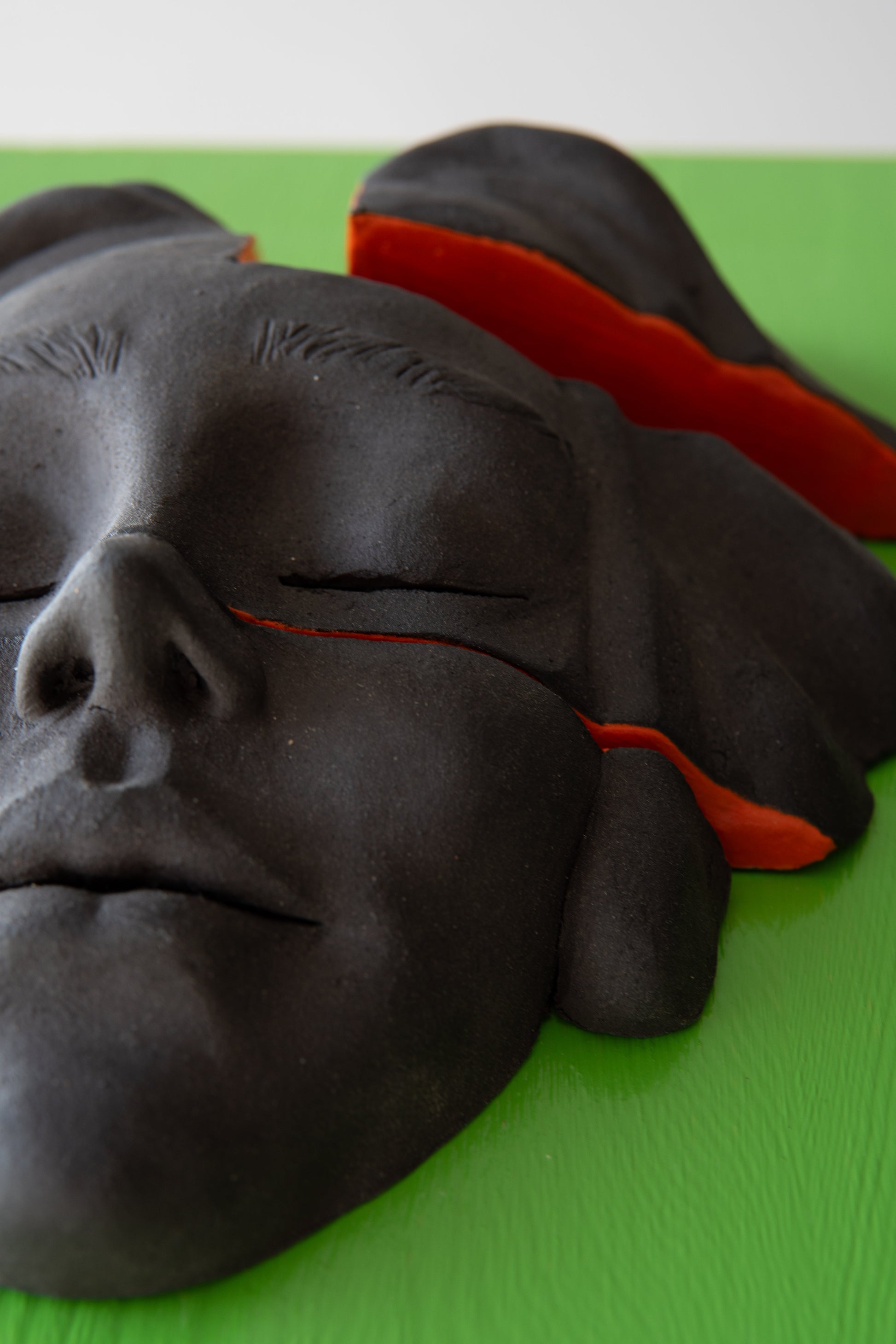 Duvar Tipi Seramik Yüz Heykel Koyu Ton Renkli Zemin